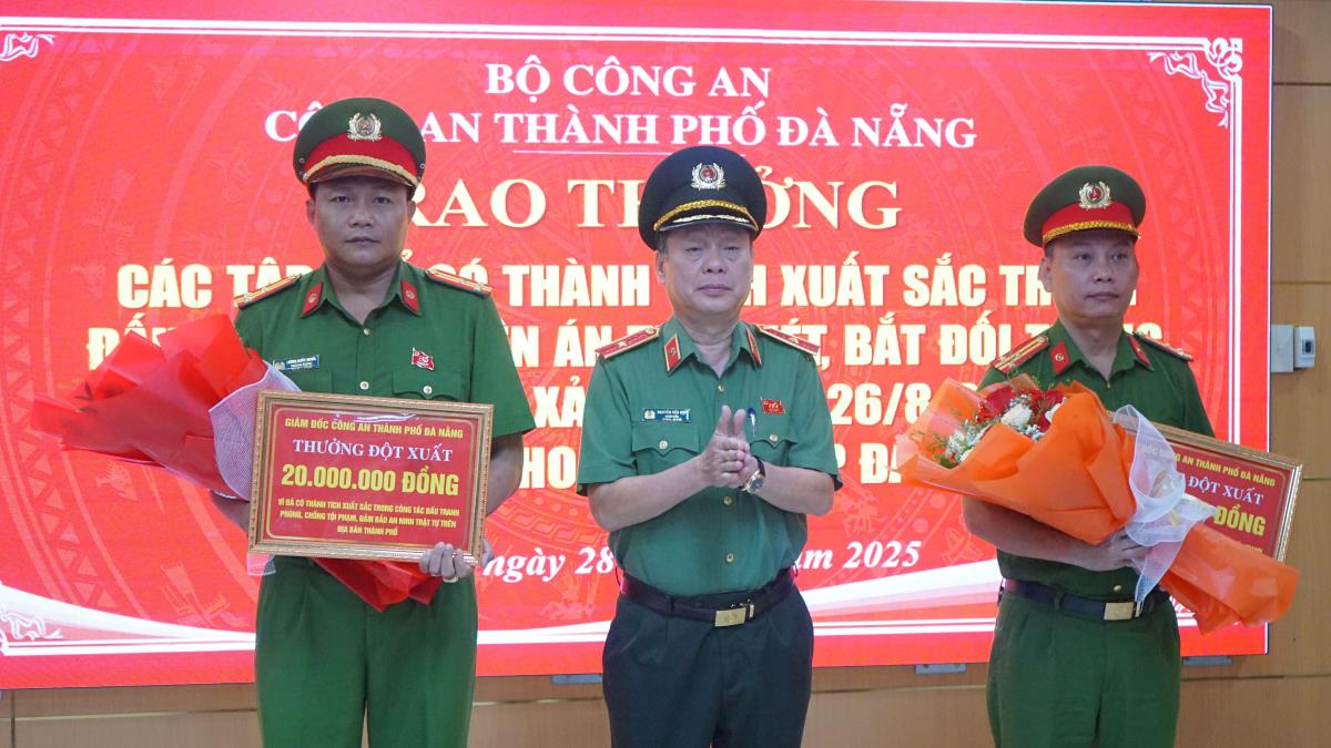 Khen thưởng các lực lượng tham gia phá án, bắt giữ thành công nghi phạm cướp tiệm vàng_Ảnh: Công an Đà Nẵng.