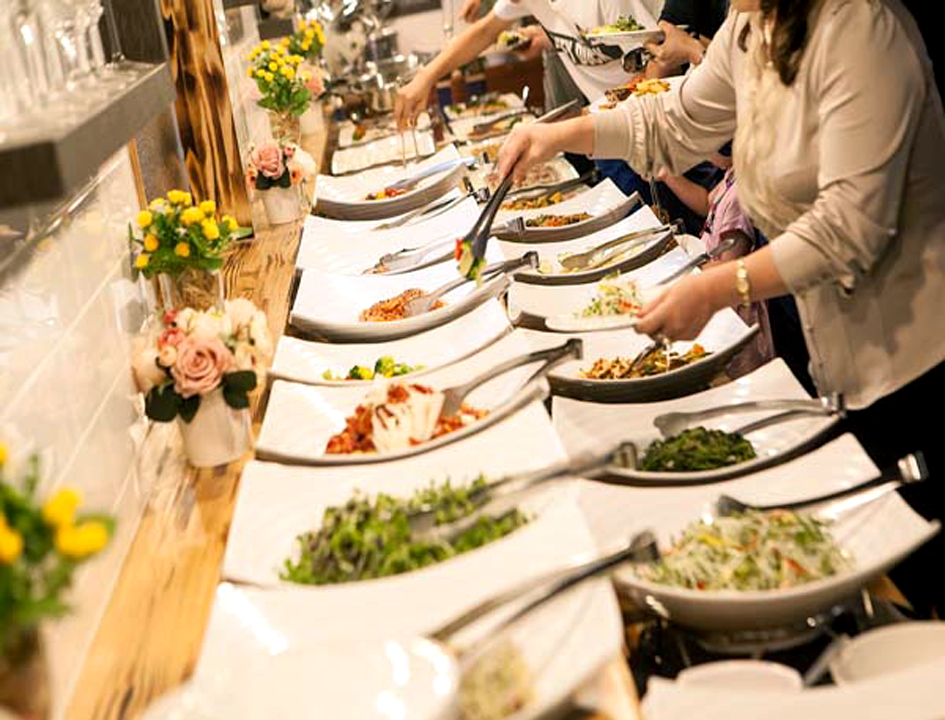 Văn hóa ứng xử ở các bữa tiệc buffet cũng là cách mỗi cá nhân thể hiện  sự tôn trọng chính mình và cộng đồng - Nguồn ảnh: Internet