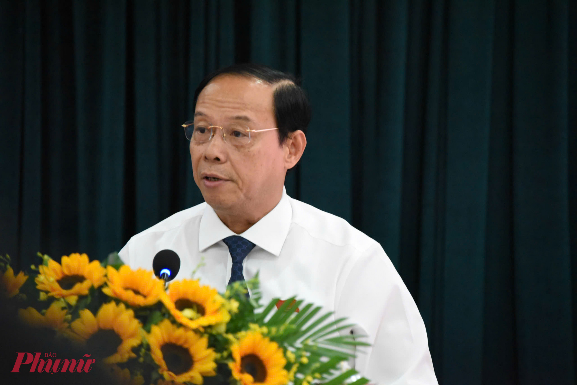 Phó Chủ tịch Thường trực UBND TPHCM Nguyễn Văn Thọ trình bày dự thảo nghị quyết tại kỳ họp - Ảnh: Thanh Tâm