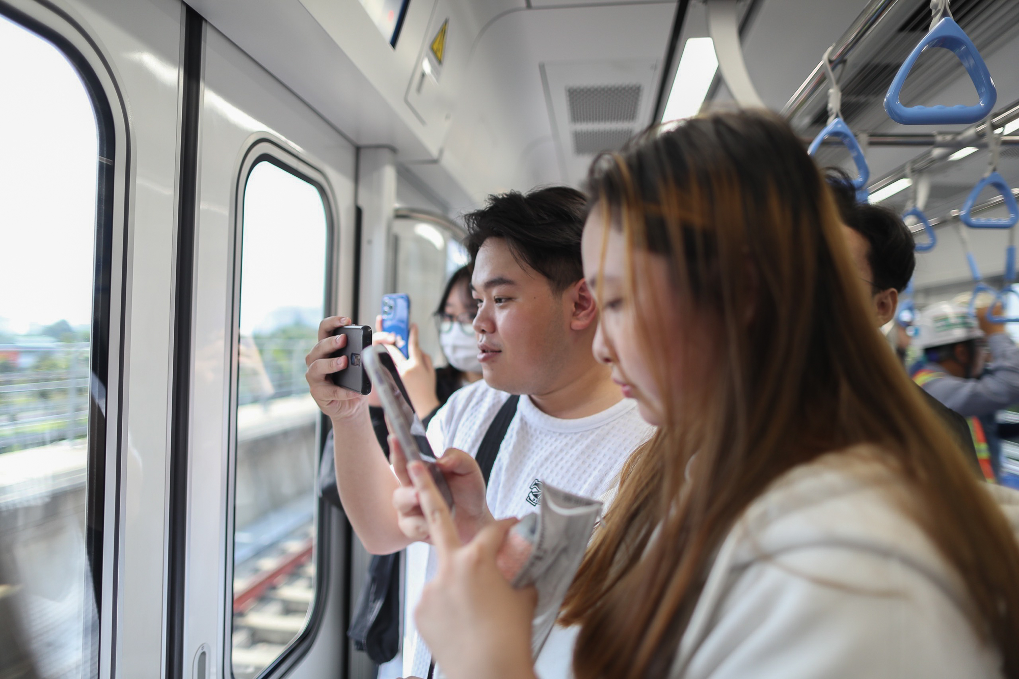 Hành khách đi tàu metro số 1 TPHCM. Ảnh: Tứ Quý