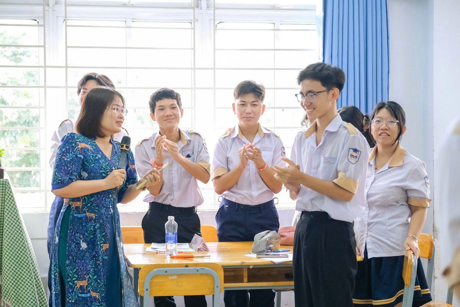 Trường học TPHCM thay đổi kế hoạch dạy mỗi ngày 2 buổi trong năm học mới Học sinh Trường THPT Dương Văn Thì trong tiết học chuyên đề môn toán lớp Mười một - ẢNH: T.T.
