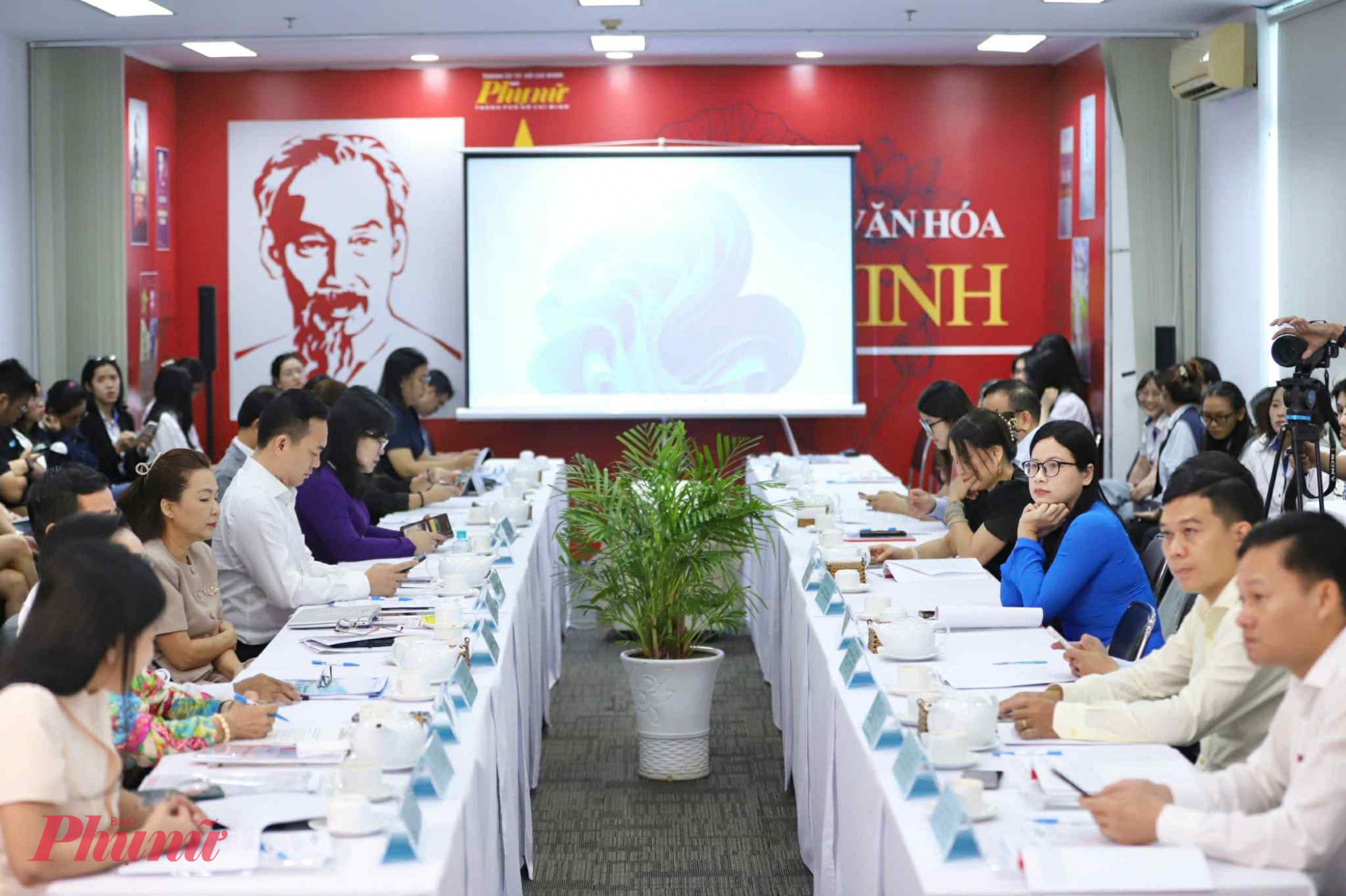 Đại diện các bộ, ngành trung ương và TPHCM, các cơ sở giáo dục, nghiên cứu uy tín và các chuyên gia, nhà khoa học,... đến tham dự hội thảo với nhiều đóng góp ý kiến tôn vinh, tháo gỡ khó khăn, đề xuất giải pháp, lan tỏa cảm hứng sáng tạo, đổi mới trong nghiên cứu khoa học cho thế hệ nữ trí thức trẻ. Ảnh: Thành Lâm