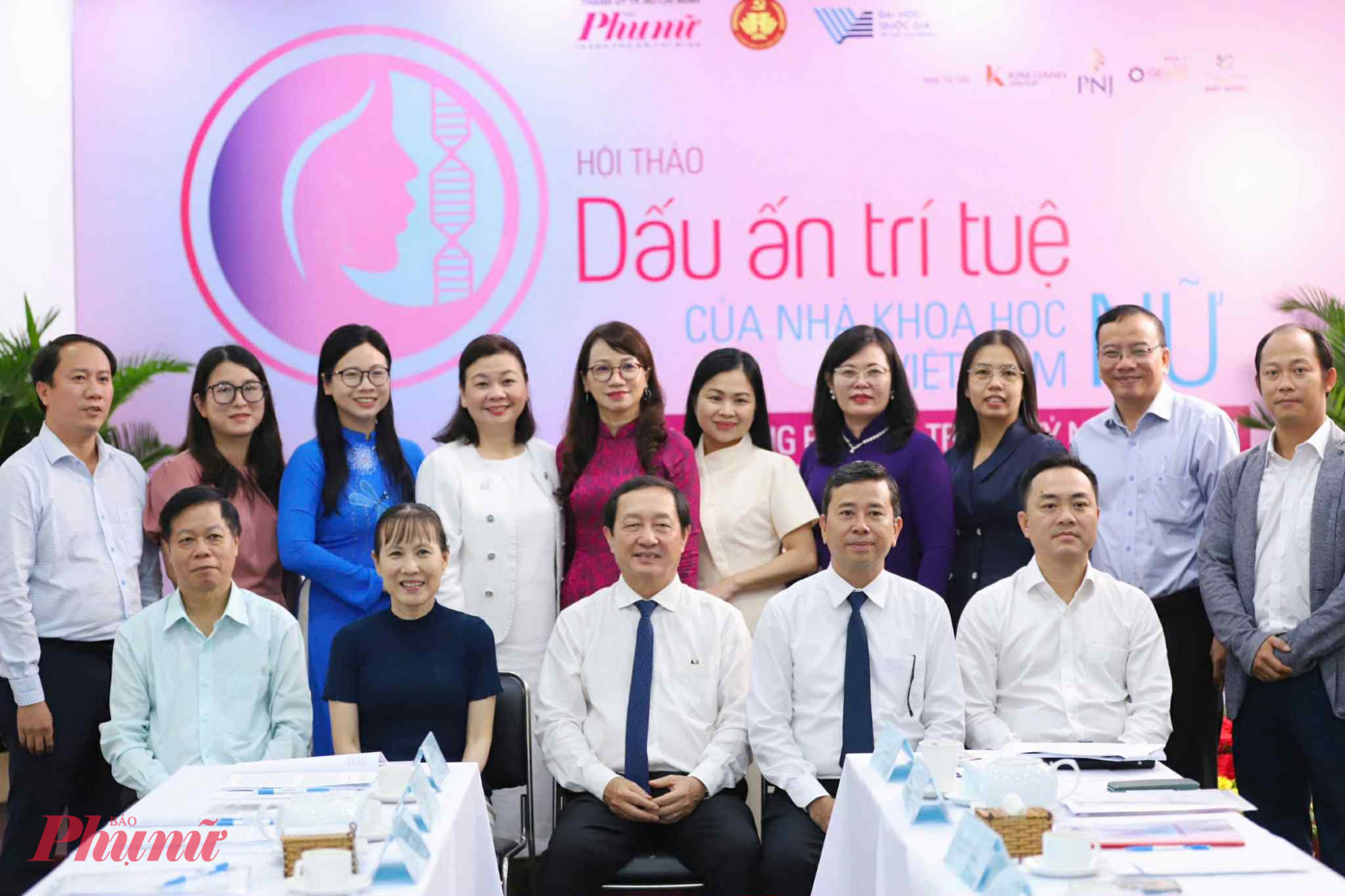 Ban tổ chức và các chuyên gia, diễn giả,... chụp ảnh lưu niệm trước khi bước vào phần thảo luận. Ảnh: Thành Lâm