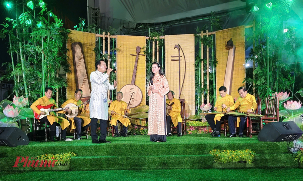 Trung tâm Văn hóa và Triển lãm TPHCM có sự cộng tác của lực lượng tài tử đờn và tài tử ca