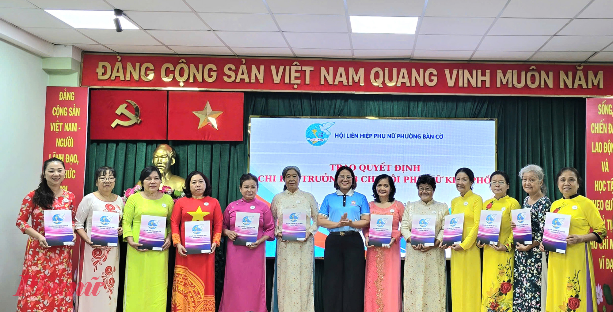 Bà Đoàn Thị Cẩm Tú - Chủ tịch Ủy ban MTTQ Việt Nam phường Bàn Cờ - trao quyết định Chi hội trưởng Chi hội phụ nữ khu phố