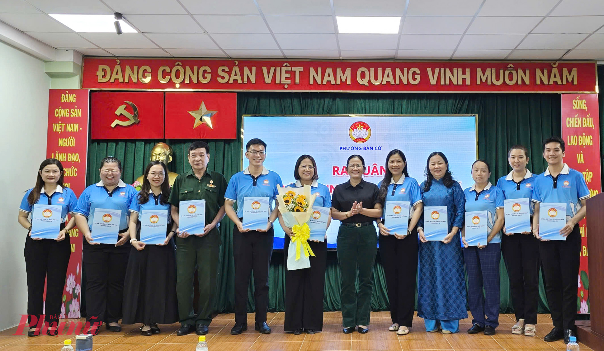 Trần Thị Hường - Phó Bí thư thường trực Đảng ủy phường - trao quyết định ra mắt 4 đội hình “Xung kích chuyển đổi số”