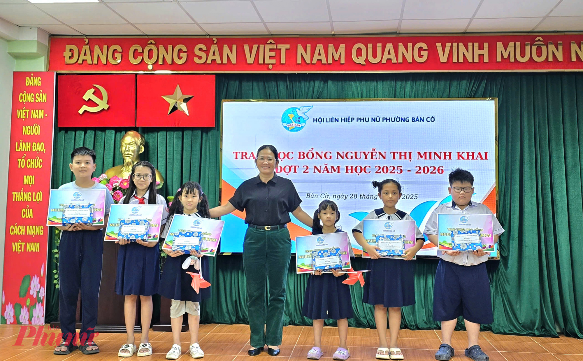 Bà Trần Thị Hường - Phó Bí thư thường trực Đảng ủy phường - Dịp này, Hội LHPN phường Bàn Cờ đã tặng 21 suất học bổng Nguyễn Thị Minh Khai đến các em học sinh 