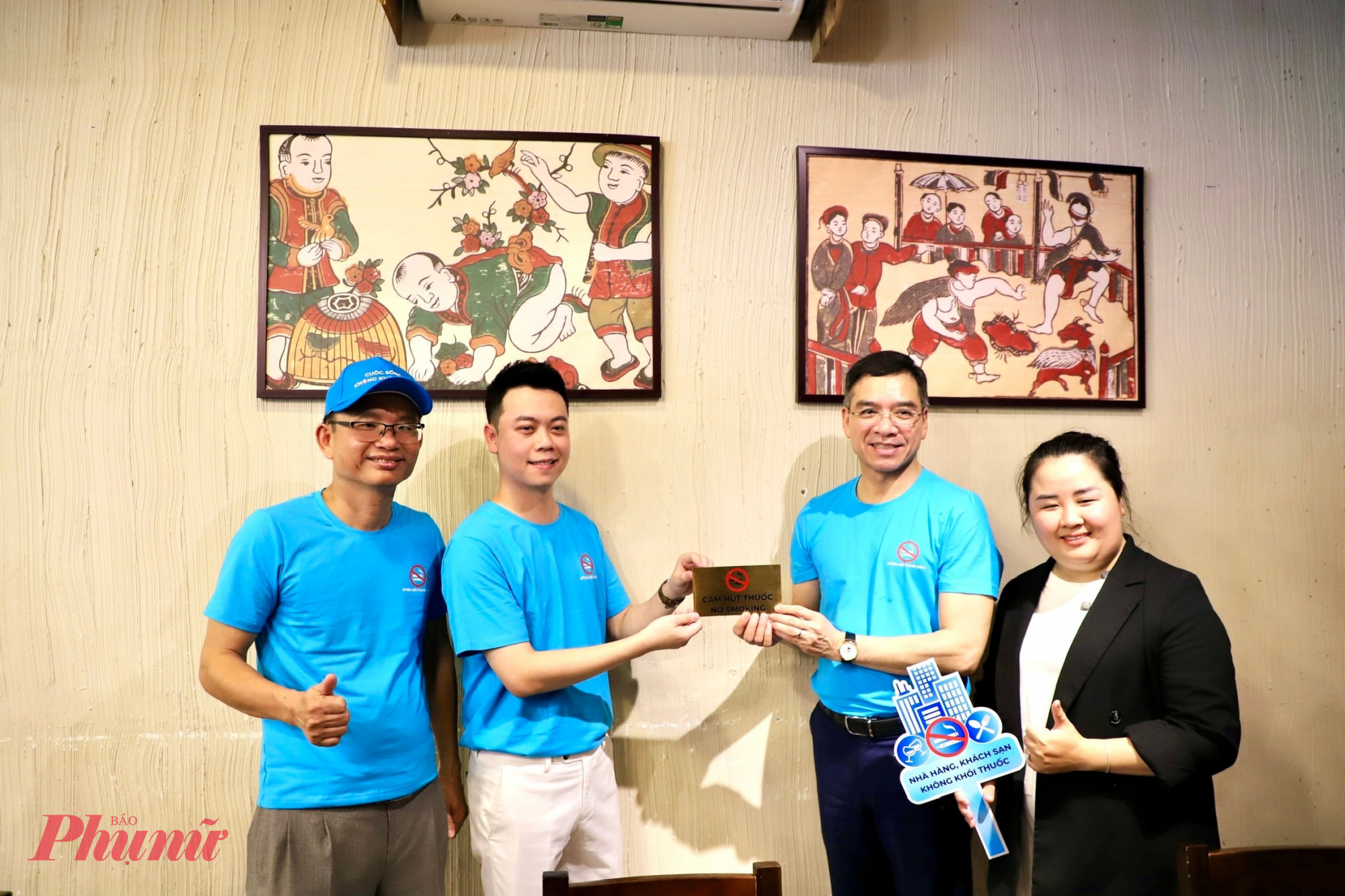 Hơn 200 nhà hàng, khách sạn tại Huế vừa đồng loạt treo biển “Cấm hút thuốc” trong khuôn khổ hưởng ứng chiến dịch xây dựng môi trường không khói thuốc lá