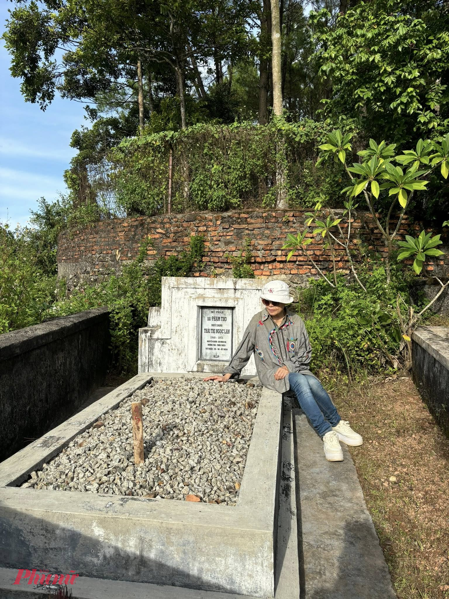 GS.TS Triết học Thái Kim Lan  bên ngôi mộ bị đóng cọc