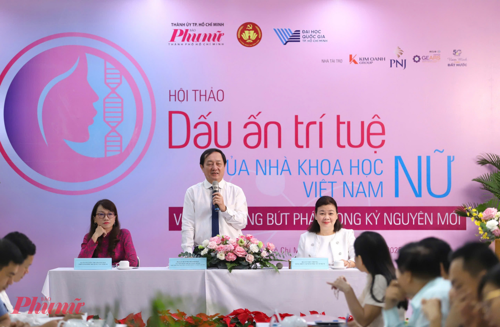 Giáo sư, tiến sĩ Nguyễn Thị Thanh Mai – Phó Giám đốc Đại học Quốc gia TPHCM; Phó giáo sư, tiến sĩ Huỳnh Thành Đạt – Phó Trưởng ban Tuyên giáo và Dân vận Trung ương và bà Lý Việt Trung – Tổng Biên tập Báo Phụ nữ TPHCM điều phối hội thảo