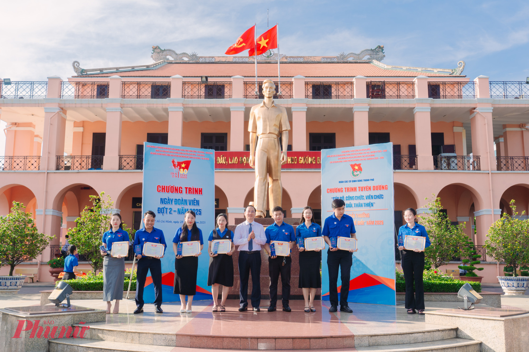 1/ Phó Bí thư Đảng ủy các cơ quan Đảng TPHCM Nguyễn Khoa Hải trao băng khen tuyên dương các đoàn viên tiêu biểu.