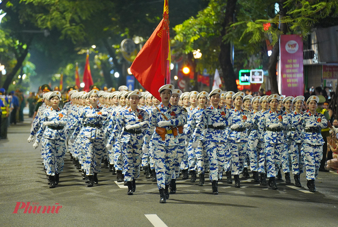 Khối nữ sĩ quan Quân y là hiện thân của sự hy sinh khi làm việc xông pha trong mưa bom để cứu chữa bộ đội và nhân dân, phòng chống thiên tai, dịch bệnh.