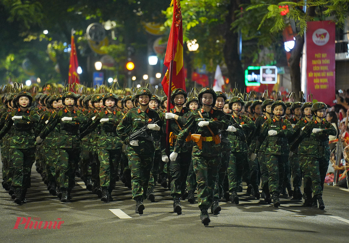 Khối nữ chiến sĩ Biệt động quy tụ những 'bóng hồng' gan dạ, dũng cảm. Những đóa hoa thép đã hy sinh cả tuổi thanh xuân, bí mật xây dựng lực lượng ngay trong lòng địch.