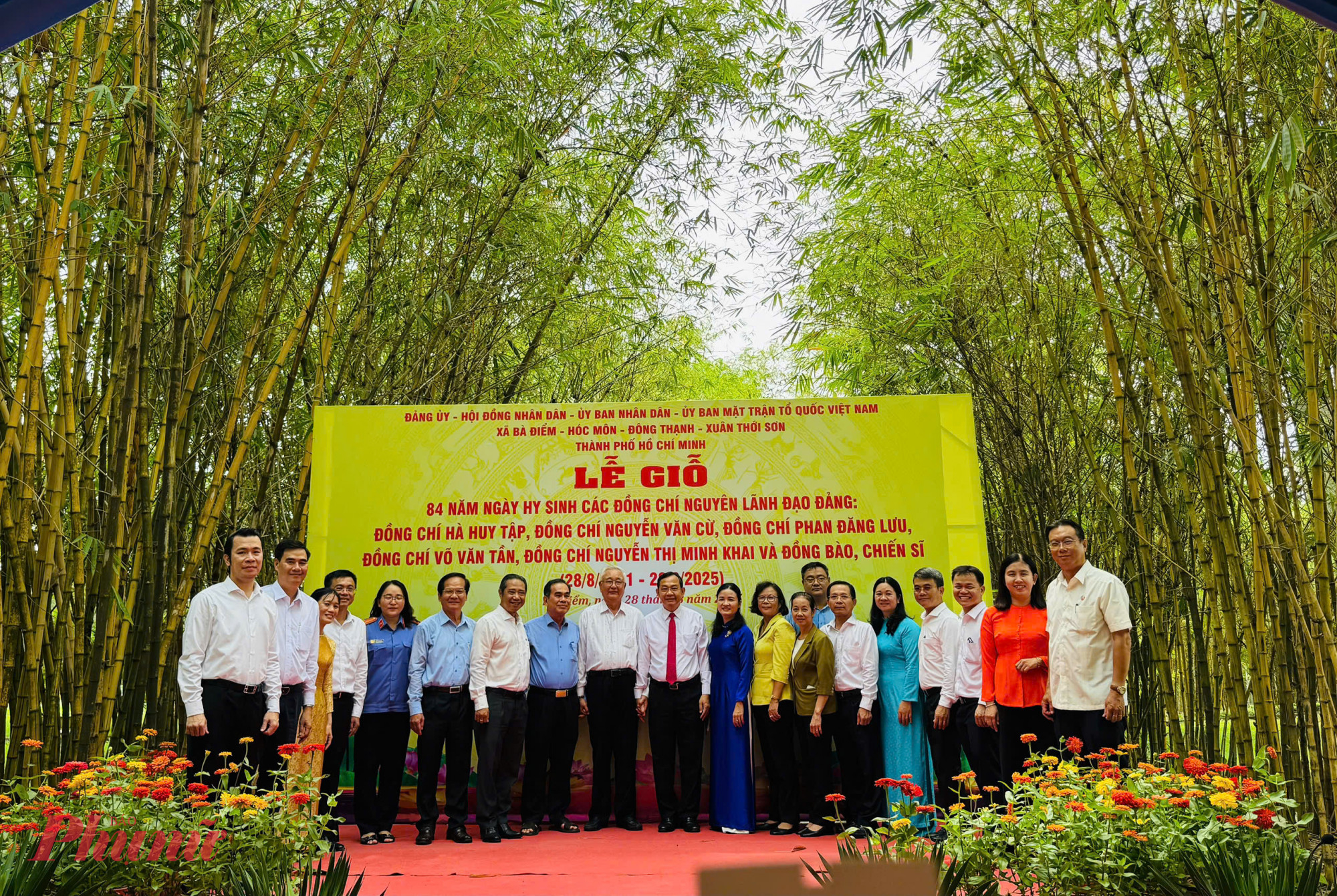 Các đại biểu, lãnh đạo các xã chụp ảnh lưu niệm tại Lễ giỗ 