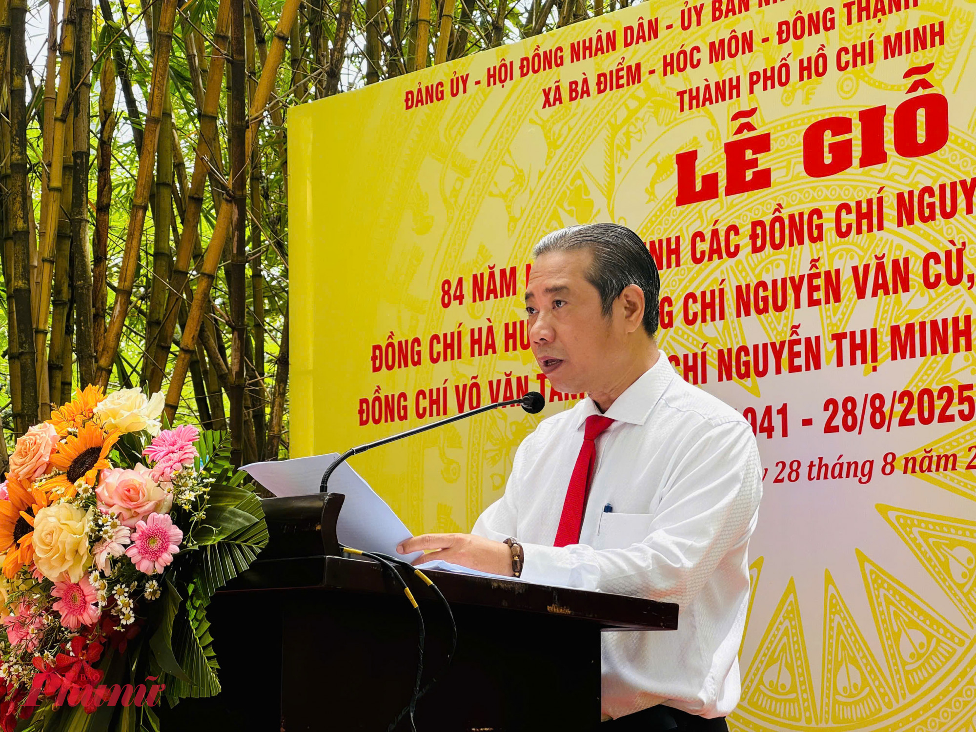 ông Nguyễn Anh Tuấn - Bí thư Đảng ủy, Chủ tịch HĐND xã Bà Điểm - phát biểu ôn lại truyền thống 