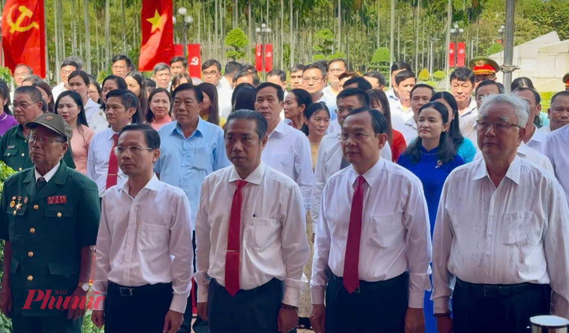 Các đại biểu thực hiện nghi thức dâng hoa, dâng hương tưởng nhớ các đồng chí nguyên lãnh đạo Đảng đã hy sinh 