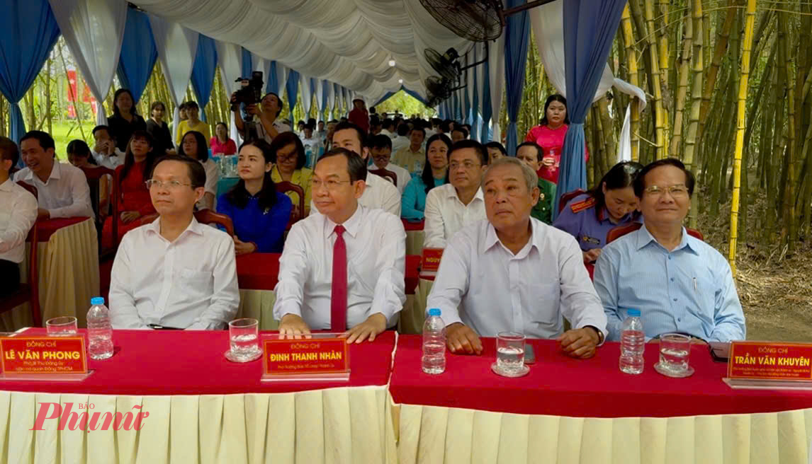 Đại biểu về tham dự Lễ giỗ các đồng chí nguyên lãnh đạo Đảng tại Di tích lịch sử cấp Quốc gia Ngã Ba Giồng