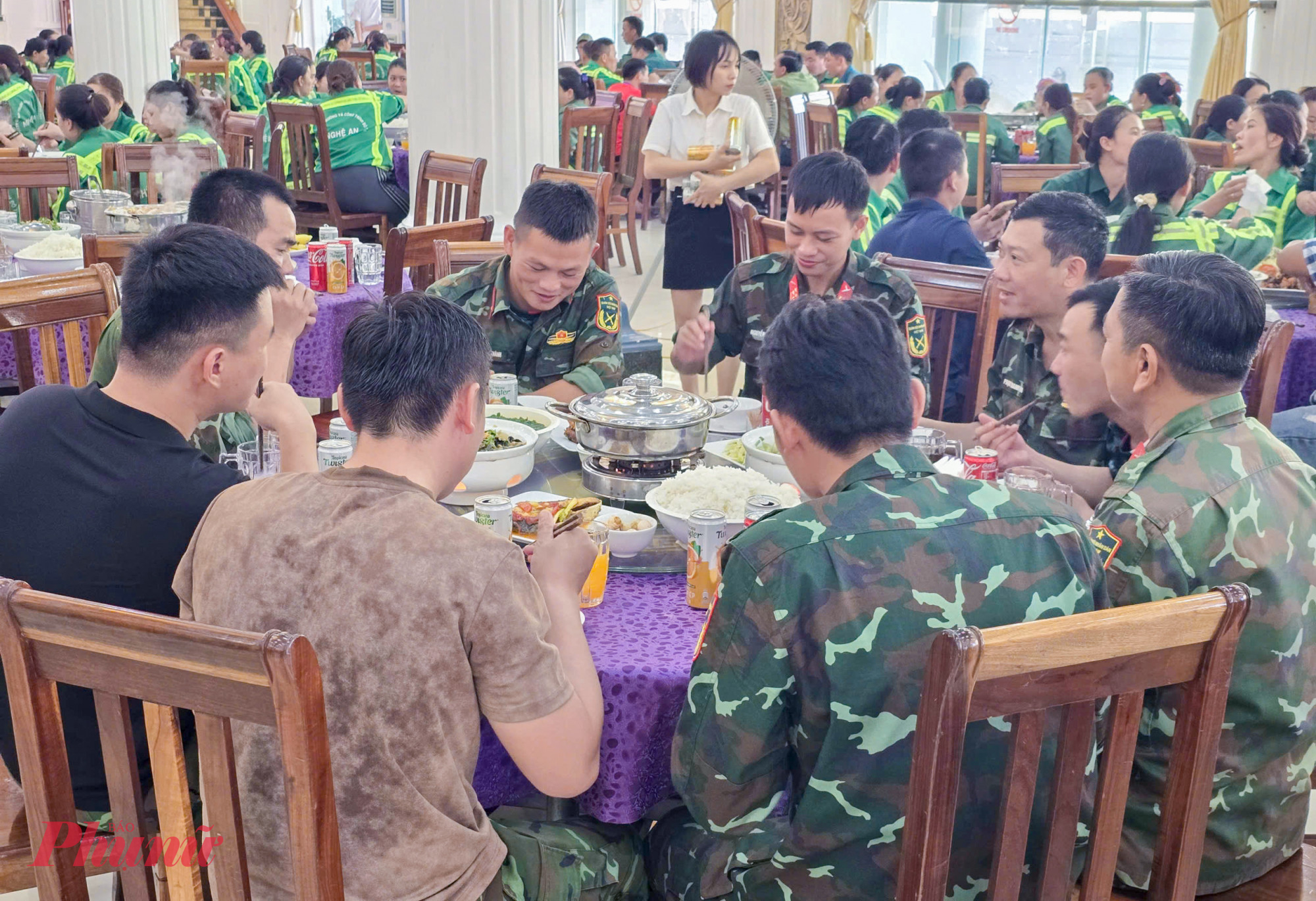Giá cả thực phẩm sau bão chưa ổn định nhưng vợ chồng ông Hồng vẫn quyết định nấu hàng trăm suất cơm miễn phí trong 3 ngày 27, 28 và 29/8 dành cho các công nhân môi trường. “Riêng hôm qua có 200 suất, trưa nay có 270 và ngày mai dự kiến có 450 người ăn cơm” - ông Hồng nói.