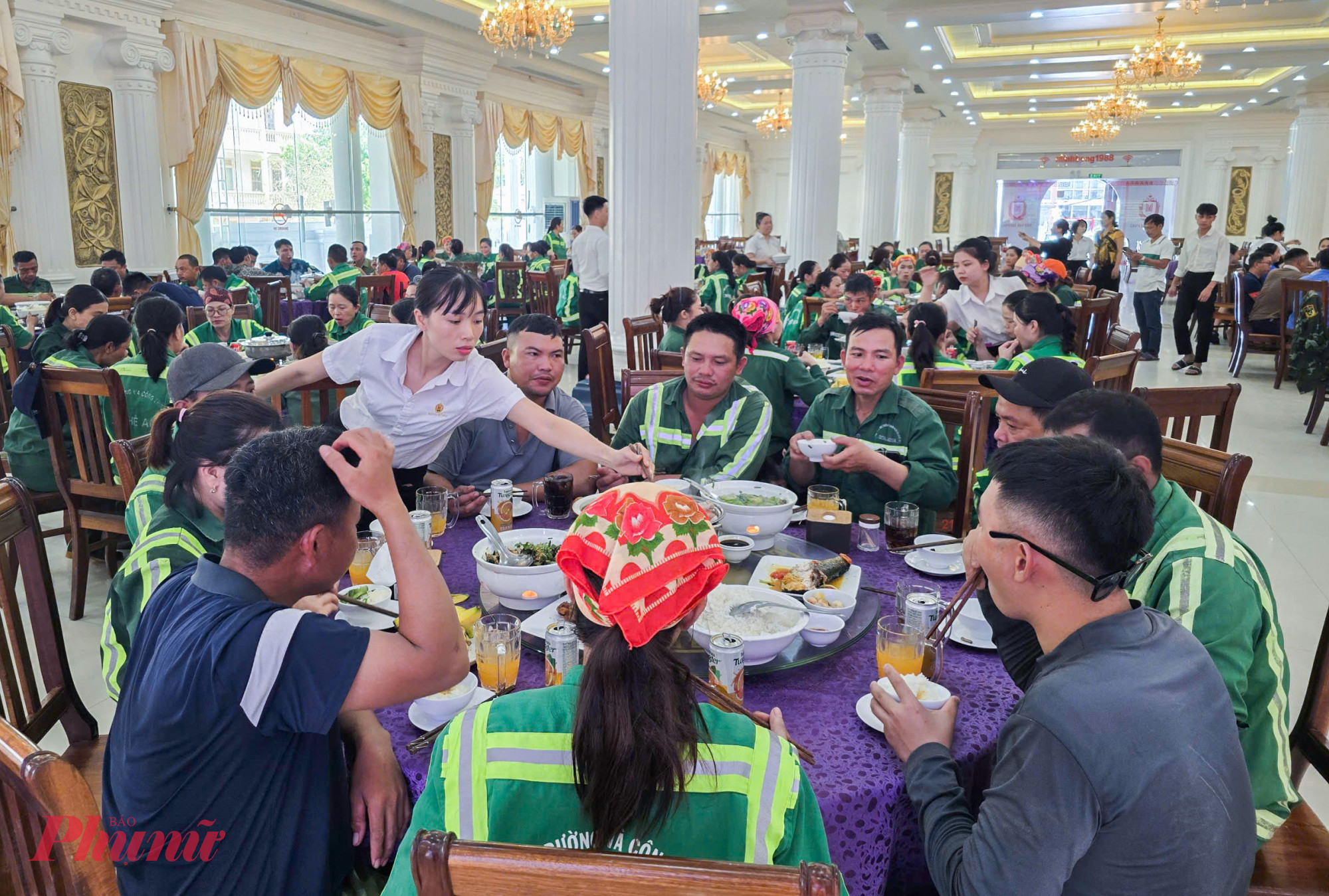 Giữa những ngày lao động cật lực ấy, hàng trăm công nhân môi trường bất ngờ được chủ một nhà hàng tiệc cưới sang trọng trên đường Mai Hắc Đế (phường Vinh Hưng, tỉnh Nghệ An) mời vào ăn cơm trưa miễn phí.