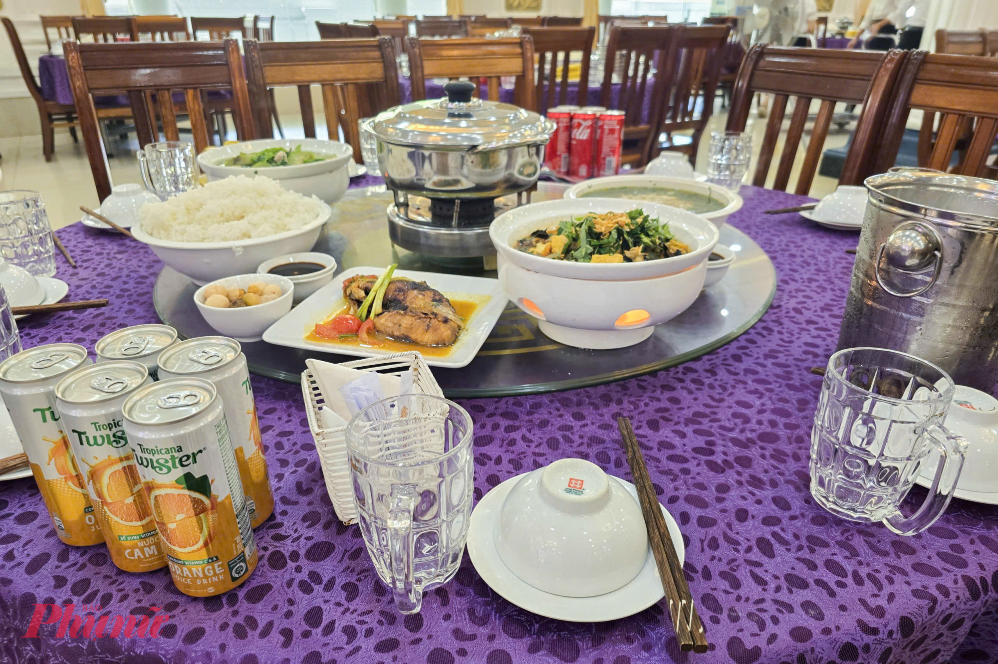 Mâm cơm miễn phí sau bão có đầy đủ các món: Sườn xào chua ngọt, me hấp, lươn om chuối đậu, cá kho, canh chua… Không ít công nhân tỏ ra bất ngờ vì lâu nay anh chị em dọn dẹp vệ sinh môi trường thường “chỉ dám ăn cơm bụi” sau giờ làm việc.