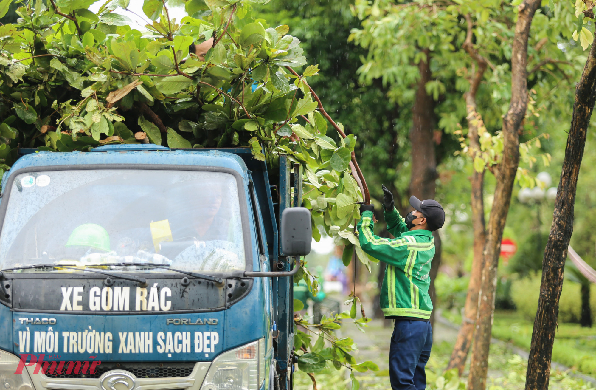 Dù hàng trăm công nhân môi trường được huy động làm việc với cường độ cao, xuyên trưa và kéo dài đến tận đêm khuya. Song dự kiến lượng rác thải lớn tại các phường trung tâm tỉnh Nghệ An cần một tuần mới dọn xong. 