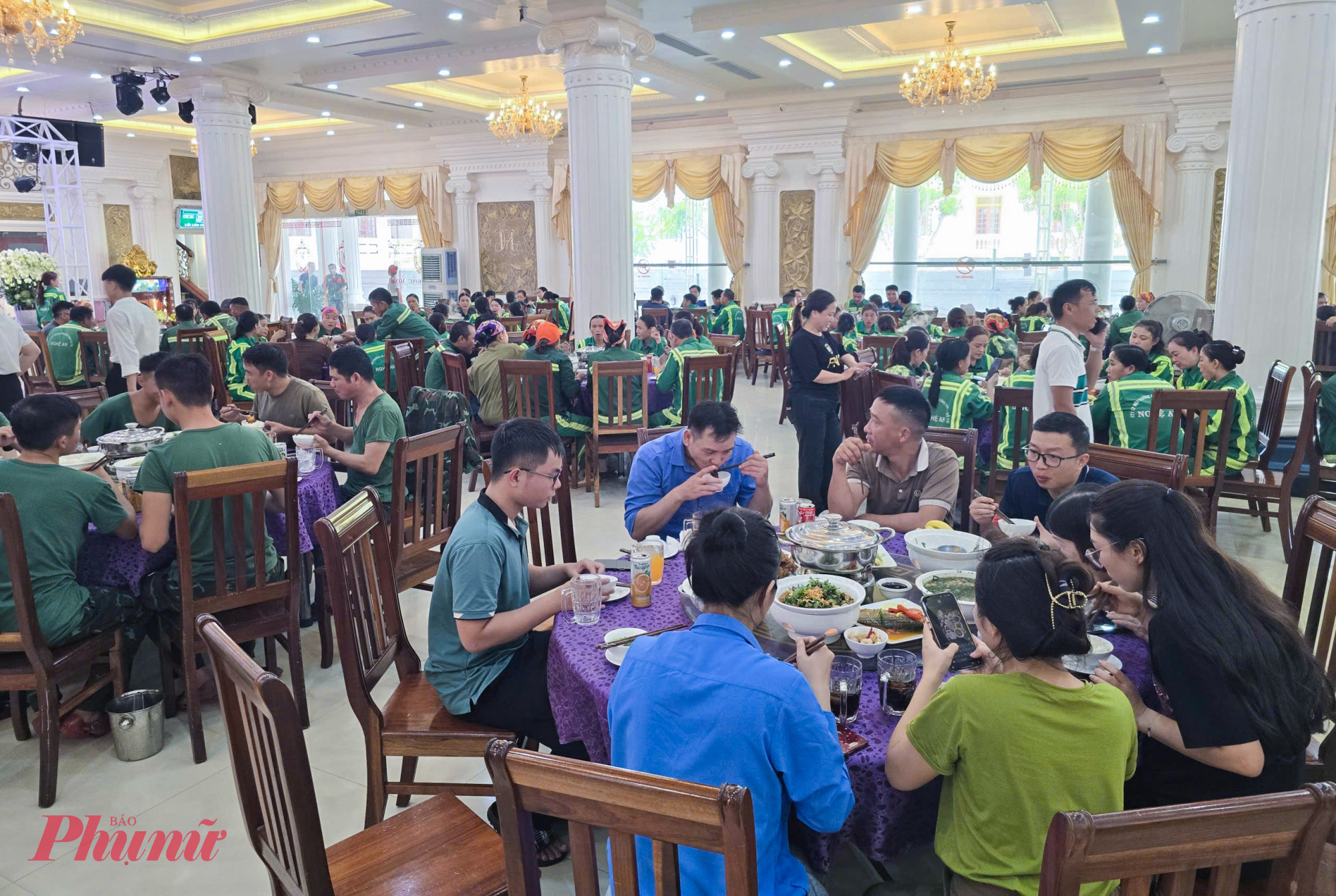 Không khí bữa cơm trưa của chị em công nhân môi trường như một bữa tiệc. Tiếng cười nói rôm rả, hỏi han của mọi người về những tuyến phố đã được trả lại vẻ xanh - sạch - đẹp hay chưa như xua tan đi mệt mỏi sau một buổi làm việc vất vả.