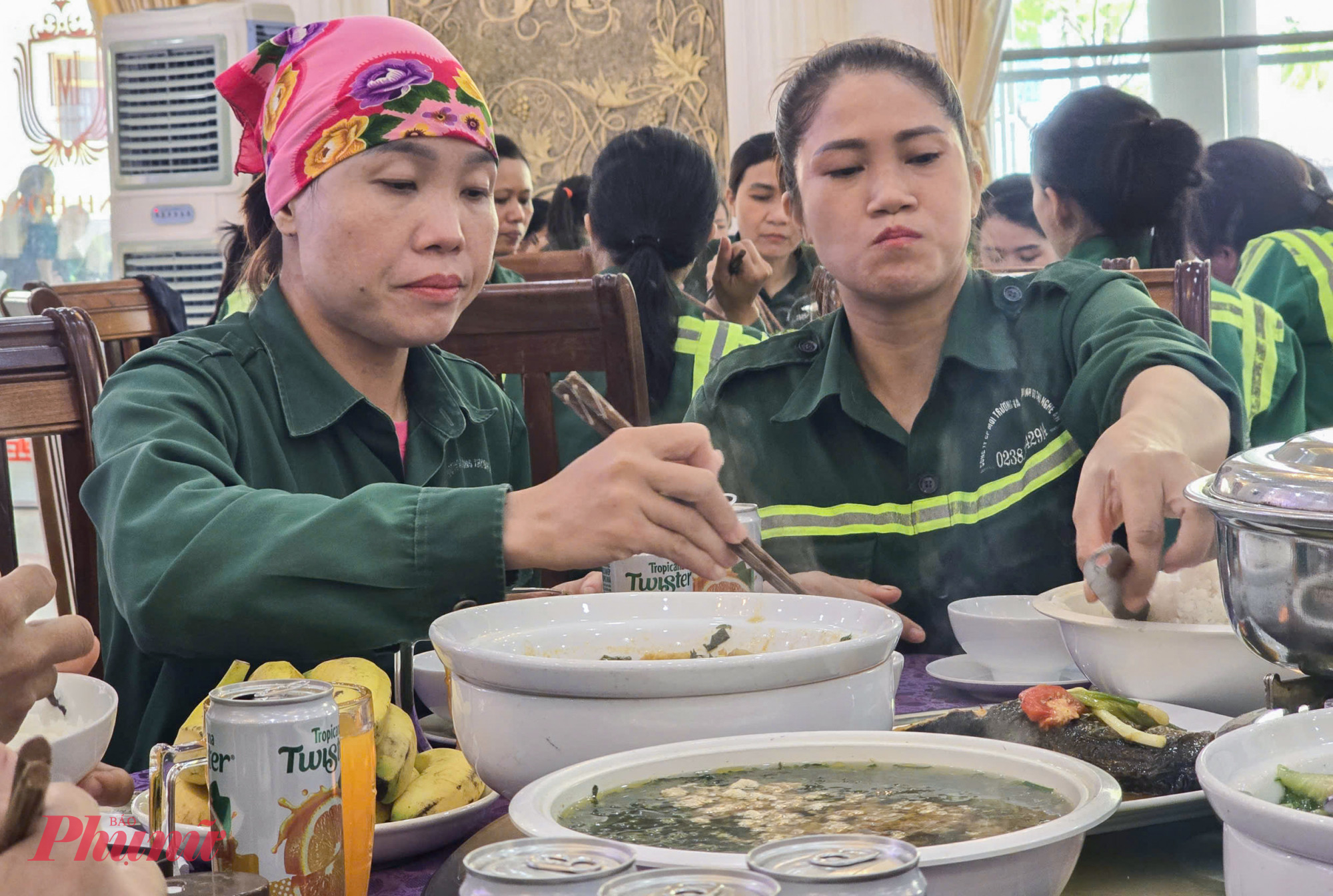 Chị Nguyễn Thị Hải Yến (50 tuổi, công nhân Công ty Cổ phần Môi trường và Công trình đô thị Nghệ An) cho biết, sau bão họ phải làm việc liên tục đến tận khuya để làm sạch phố phường. “Những ngày qua chúng tôi làm việc từ tờ mờ sáng đến tối muộn, ai cũng mệt nhoài. Được ăn bữa cơm nóng hổi, đủ chất để tiếp tục với công việc như thế này ai cũng rất vui” - chị Yến nói.