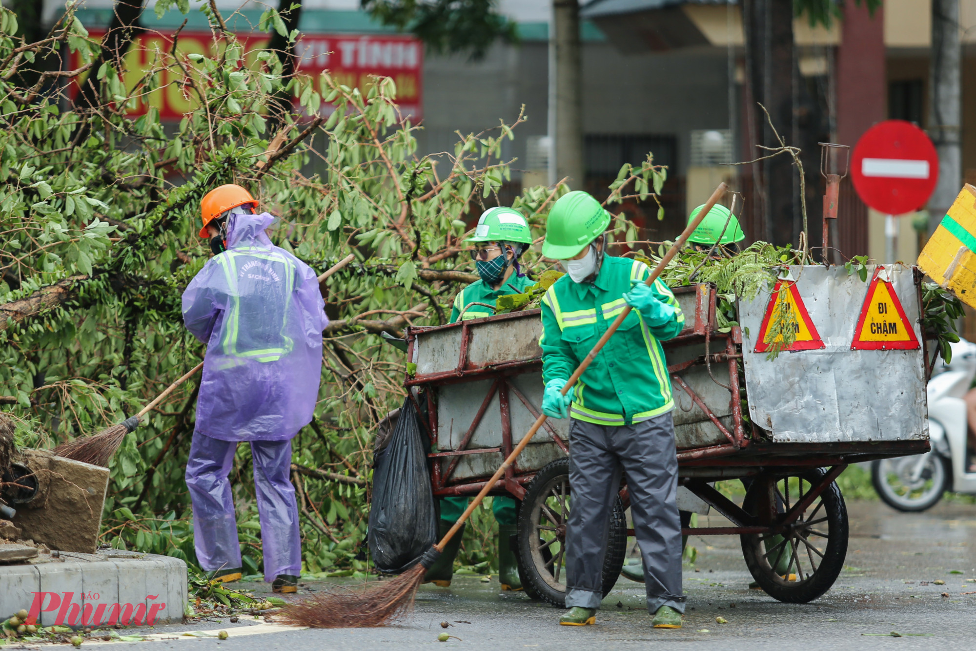 Sau khi bão tan, Công ty Cổ phần Môi trường và Công trình đô thị Nghệ An đã huy động 600 cán bộ, công nhân viên ra hiện trường dọn dẹp rác thải, thu dọn cây cối... 