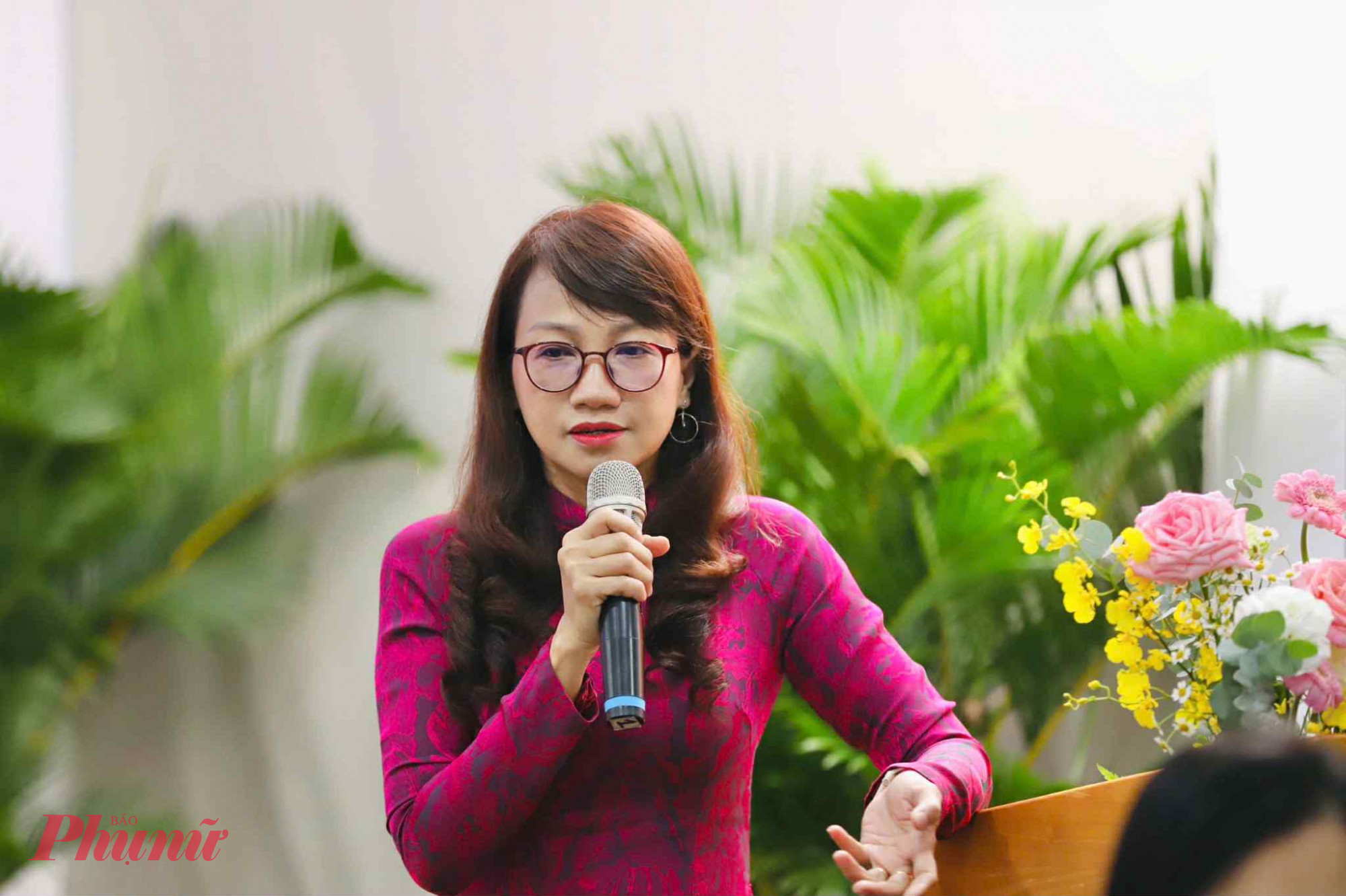 Giáo sư, tiến sĩ Nguyễn Thị Thanh Mai – Phó Giám đốc Đại học Quốc gia TPHCM trình bày tham luận tại hội thảo. Ảnh: Thành Lâm