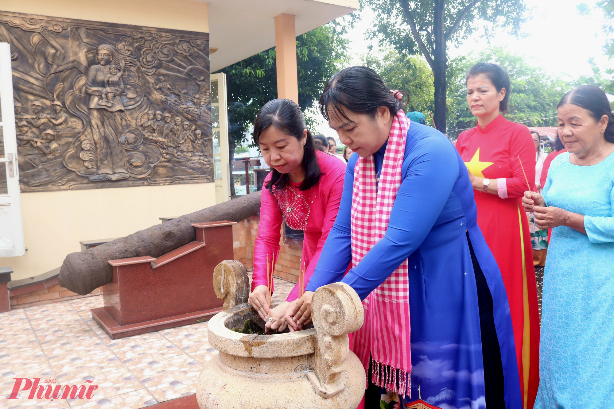 Trong hành trình diễu hành, đoàn cũng đến dâng hoa, dâng hương tại Nhà bia ghi danh các anh hùng liệt sĩ phường Long Bình - Ảnh: Mẫn Nhi
