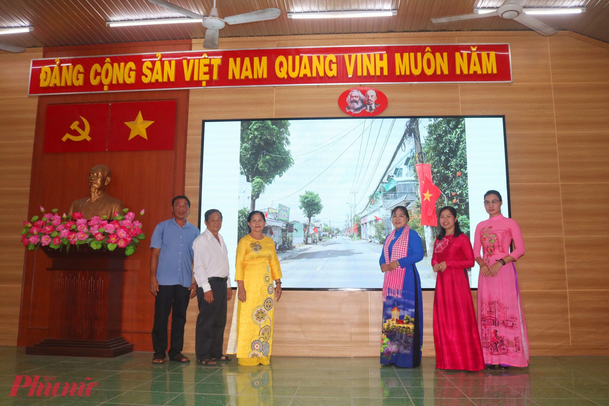 Các đại biểu thực hiện nghi thức khánh thành tuyến đường cờ Tổ quốc - Ảnh: Mẫn Nhi