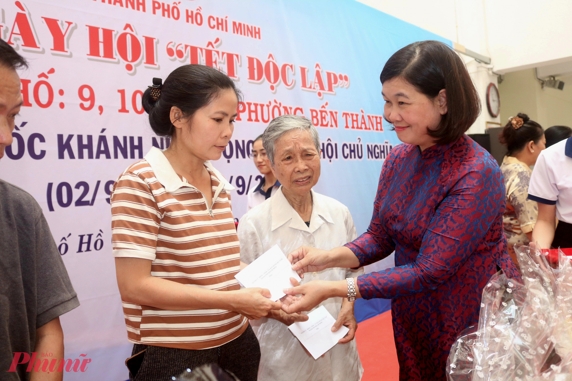Bà Hoàng Thị Tố Nga – Bí thư Đảng ủy, Chủ tịch HĐND phường Bến Thành – trao quà của Thành ủy - HĐND - UBND - Ủy ban MTTQ Việt Nam TPHCM chăm lo các hộ gia đình chính sách, hộ nghèo và hộ khó khăn tại liên khu phố 9, 10, 11, 12, phường Bến Thành - Ảnh: Mẫn Nhi