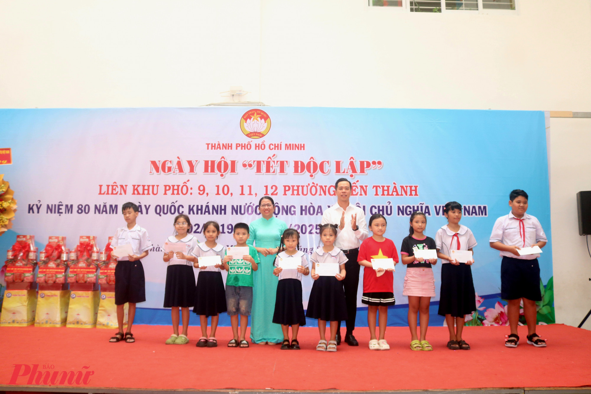 Ban tổ chức trao học bổng Nguyễn Hữu Thọ năm học 2025 – 2026 cho các em học sinh - Ảnh: Mẫn Nhi