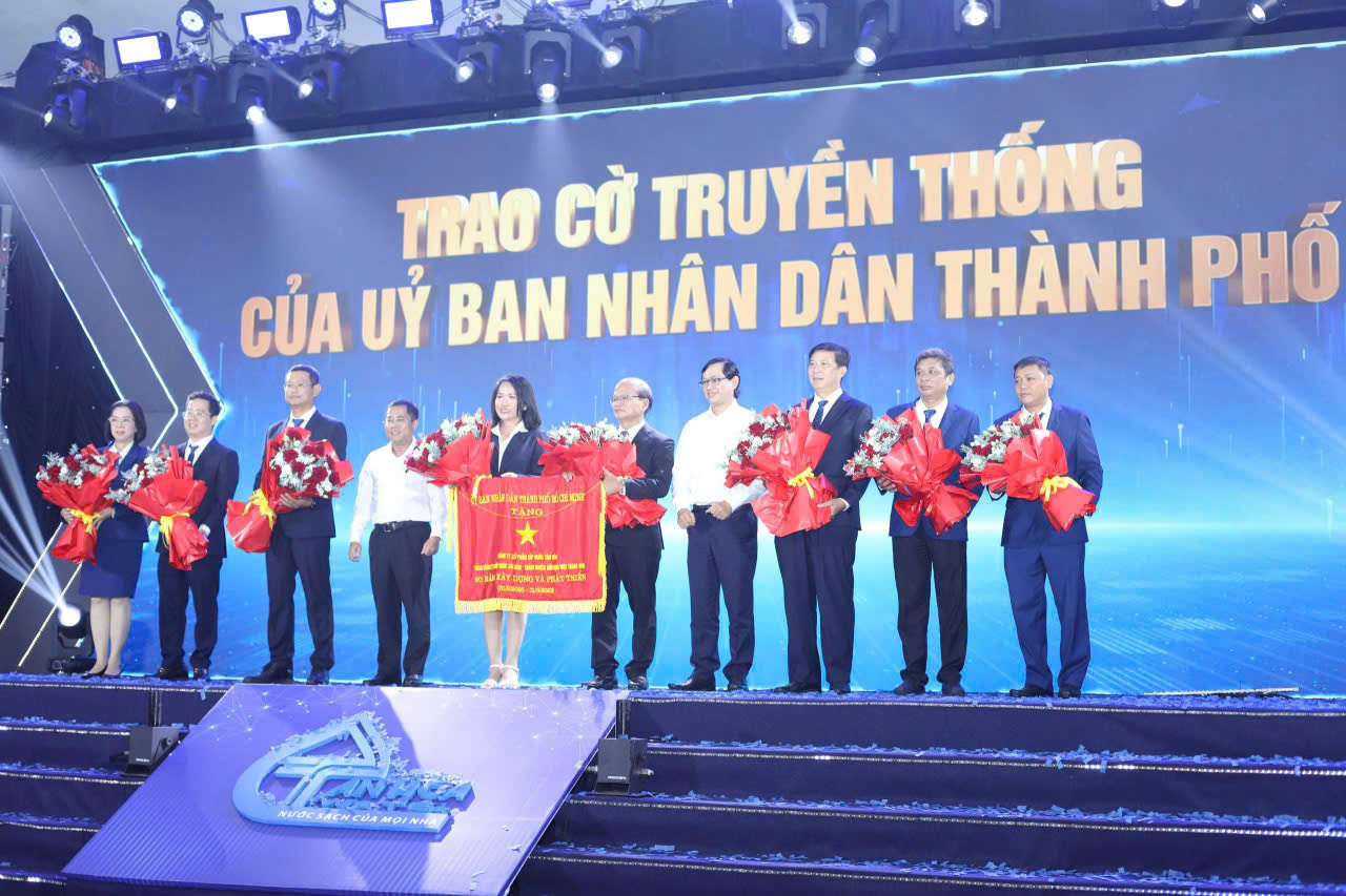 Công ty cổ phần Cấp nước Tân Hòa vinh dự nhận cờ truyền thống của UBND TPHCM dịp kỷ niệm 20 năm thành lập - Ảnh: Bích Đinh