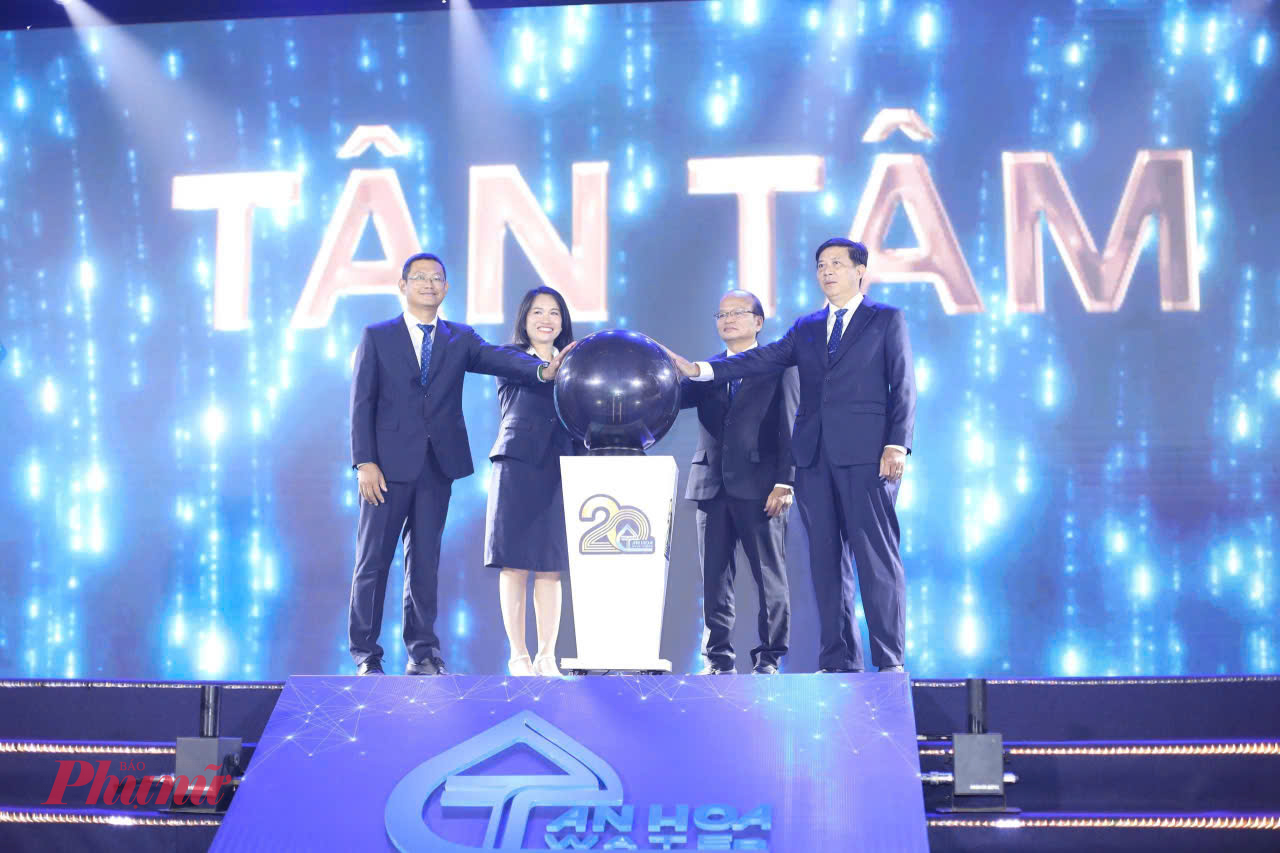 Ban lãnh đạo Công ty cổ phần Cấp nước Tân Hòa ra mắt bộ nhận diện thương hiệu mới của công ty - Ảnh: Bích Đinh