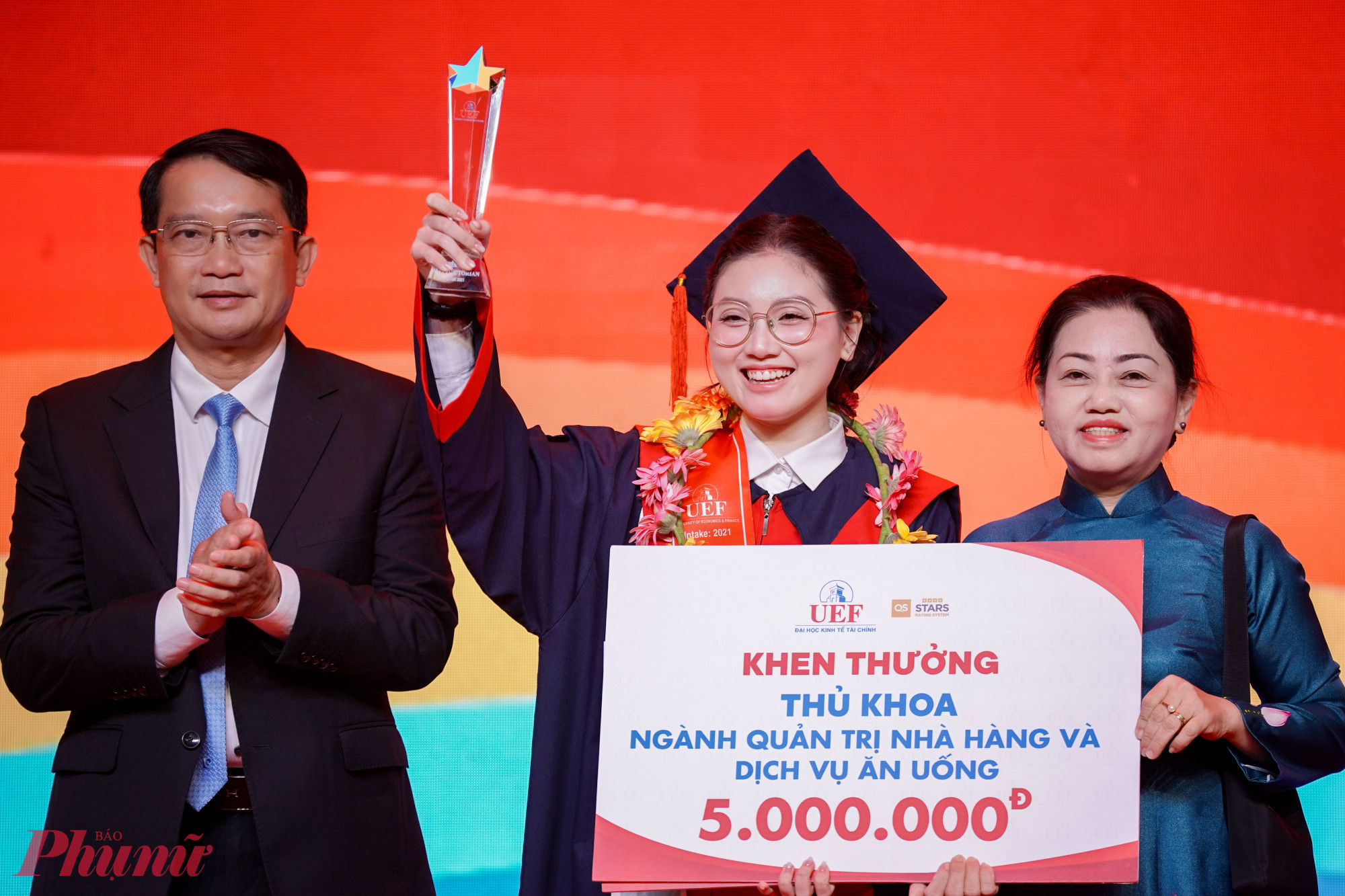 Trường đại học Kinh tế - Tài chính TPHCM trao bằng tốt nghiệp và vinh danh các tân thủ khoa - Ảnh: N.L