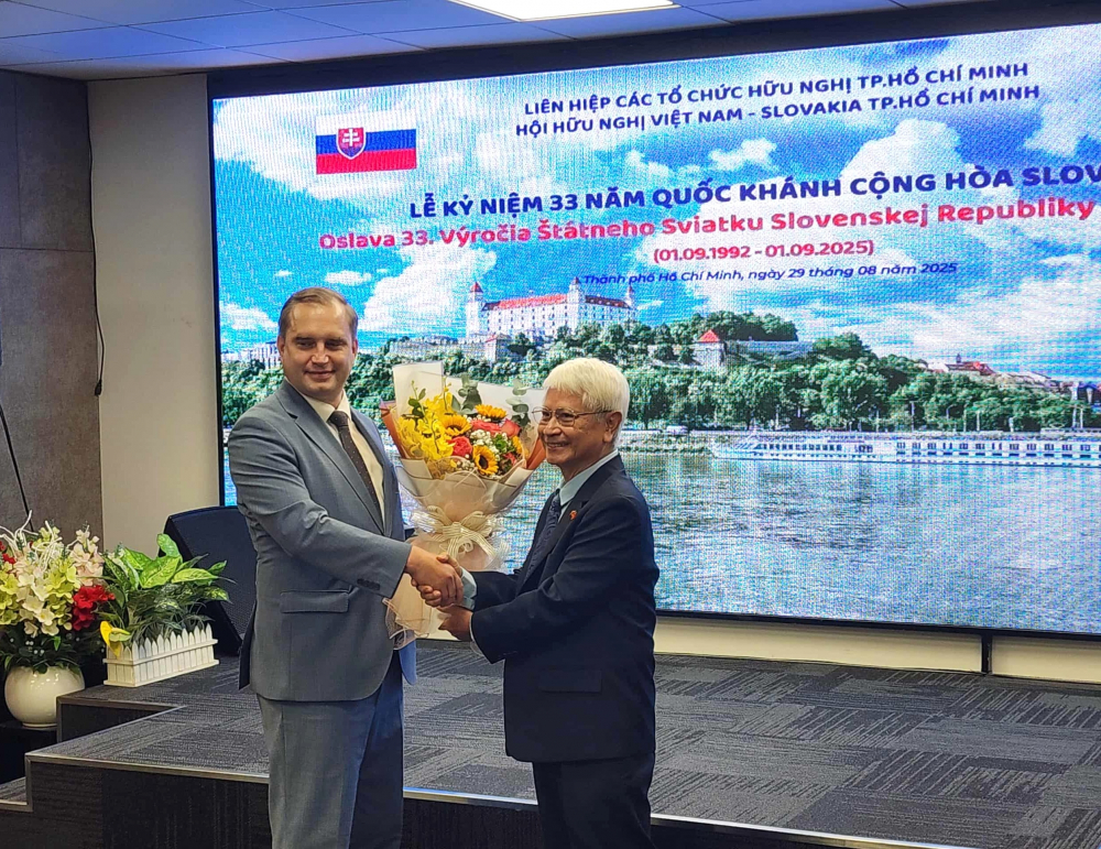 Ông Bùi Quang Hải gửi tặng bó hoa đến - Đại biện lâm thời Cộng hòa Slovakia tại Việt Nam Marian Veres