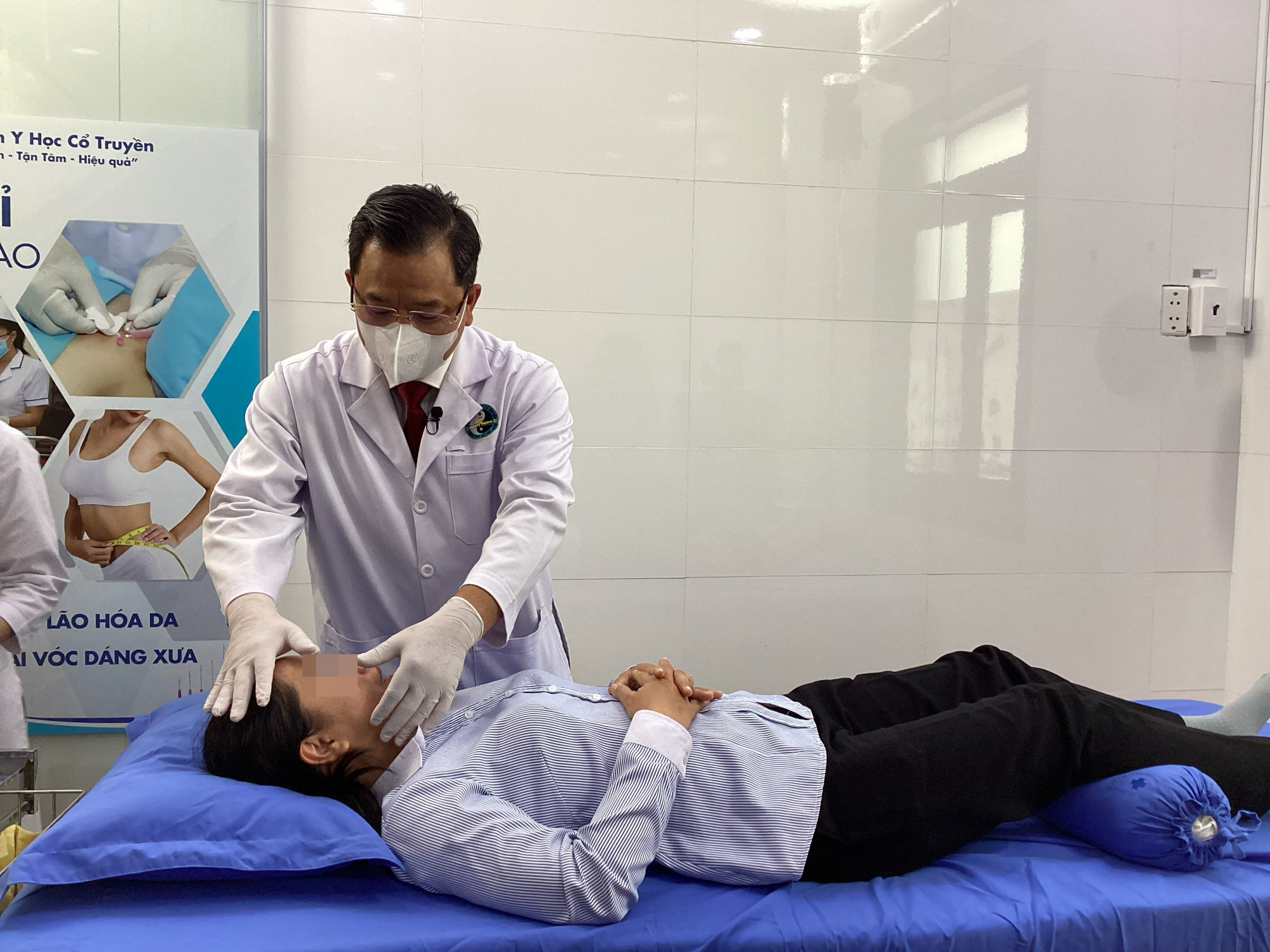 Một bệnh nhân đang được bấm huyệt điều trị bệnh tại Bệnh viện Y học cổ truyền TPHCM - Ảnh: B.Y. 