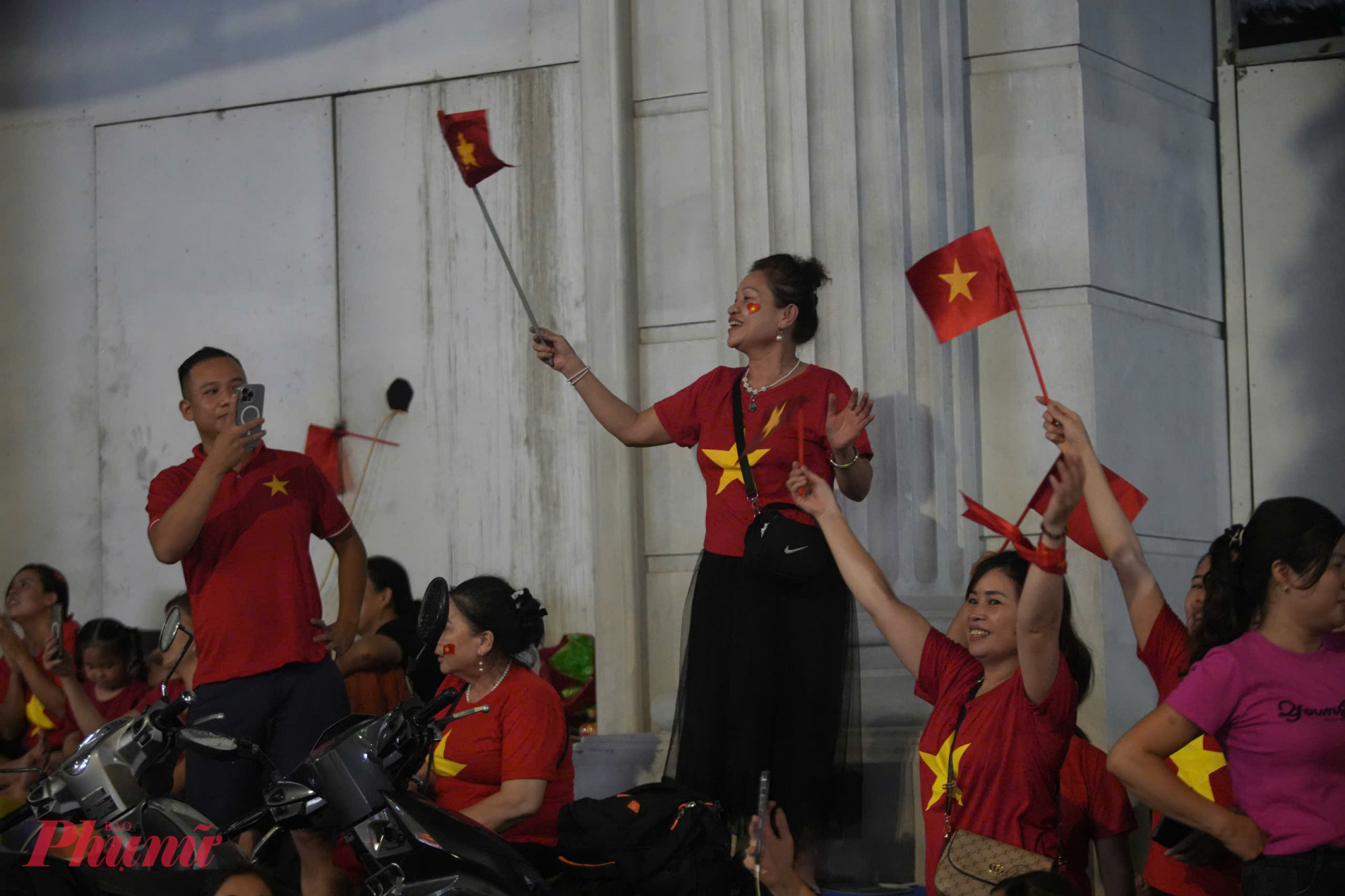 Âm nhạc cất lên ở khắp nơi, khiến vỉa hè Hà Nội biến thành sân khấu của tình đoàn kết
