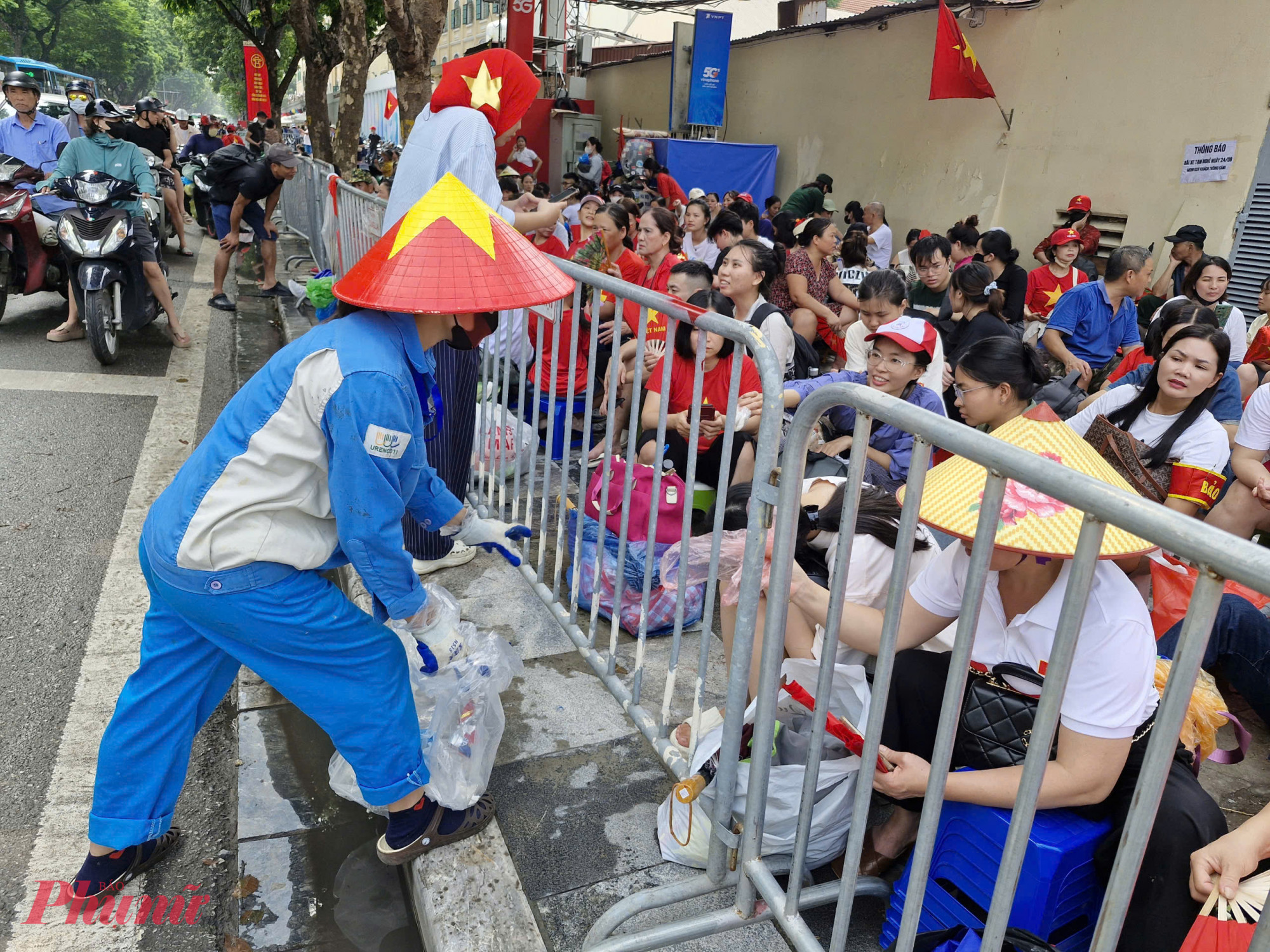 Công nhân môi trường tất bật thu gom rác của người dân ở hai ven đường