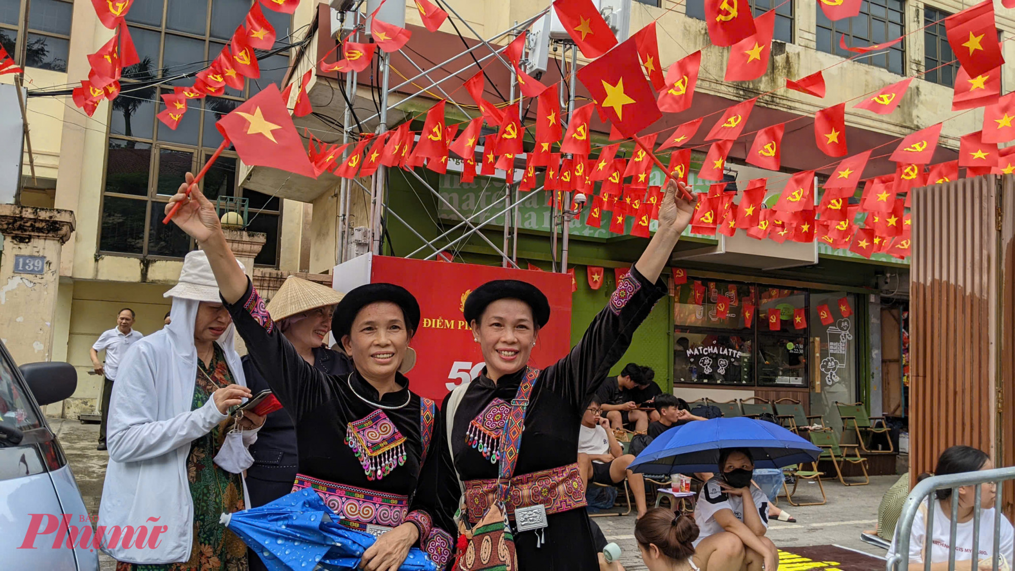 Tại khu vực đường Nguyễn Thái Học, chị em bà Vi Thị Thanh, Vi Thị Lịch (xã Ba Bể, Bắc Kạn) cho hay đã có mặt ở đây từ mờ sáng vì sợ không còn chỗ. “Chúng tôi đã xuống Hà Nội cách đây 5 ngày, nhiều lần tham gia xem hợp luyện, sơ duyệt... nhưng lần nào cũng thấy phấn khởi, háo hức như lần đầu. Kế hoạch của chúng tôi là ở đến khi nào hết lễ mới về”, bà Vi Thị Thanh chia sẻ.