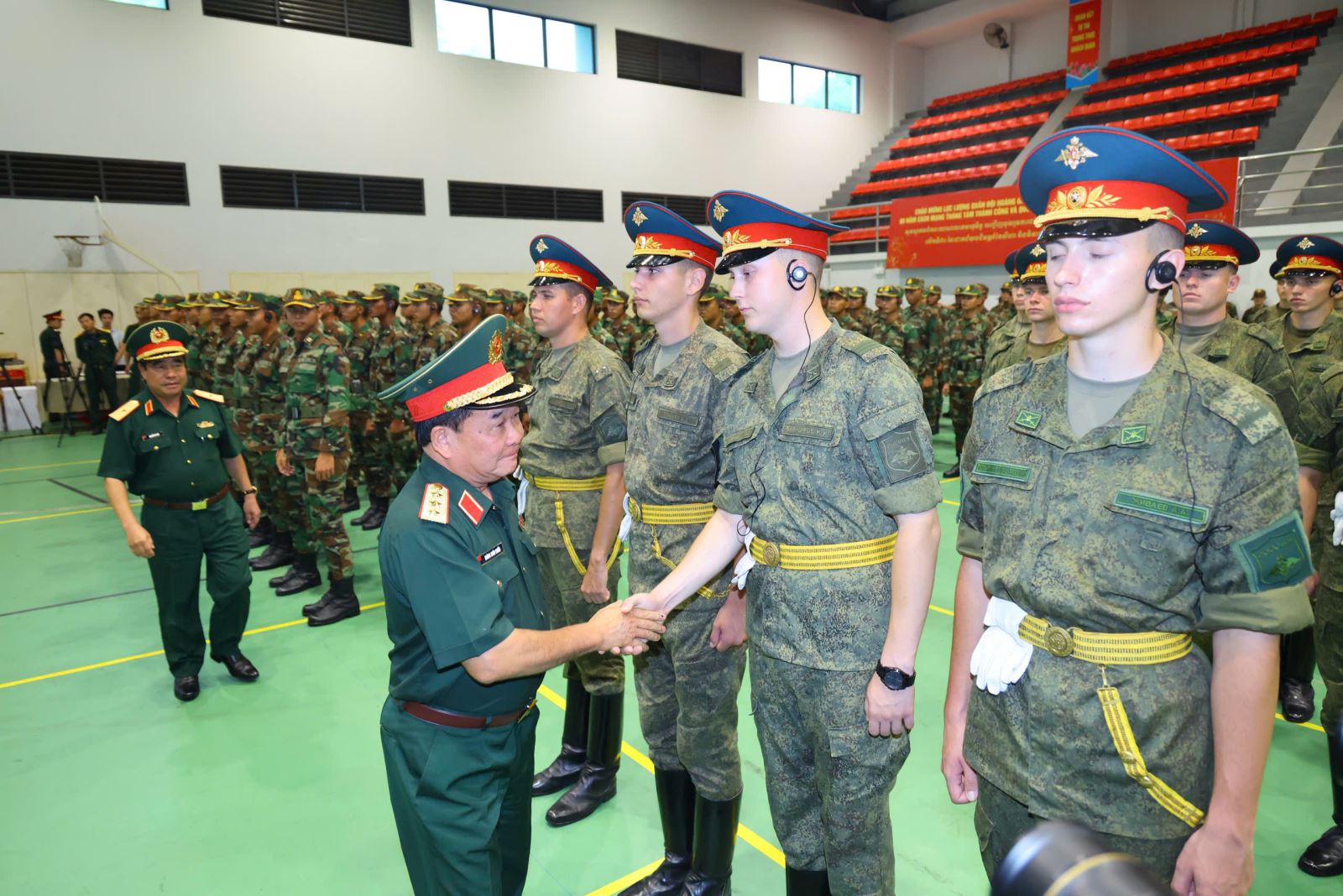 Thượng tướng Hoàng Xuân Chiến chúc sức khỏe lực lượng vũ trang Liên bang Nga.