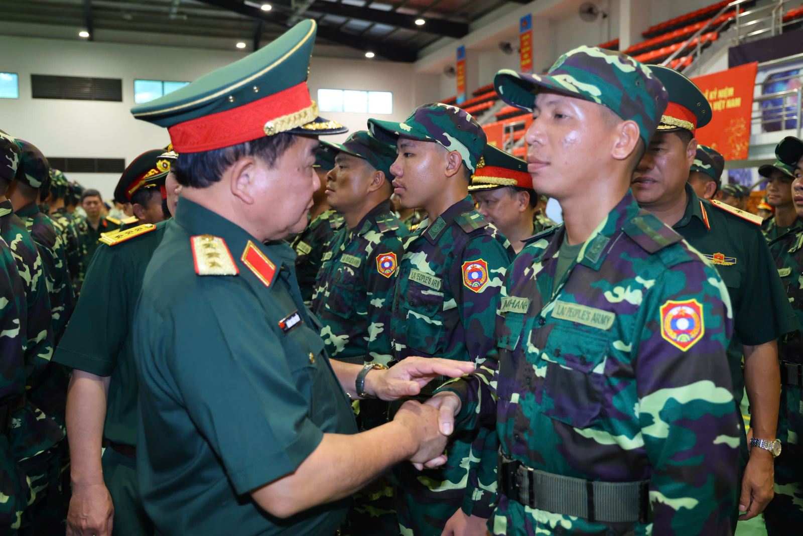 Thượng tướng Hoàng Xuân Chiến ân cần thăm hỏi chiến sĩ Quân đội nhân dân Lào.