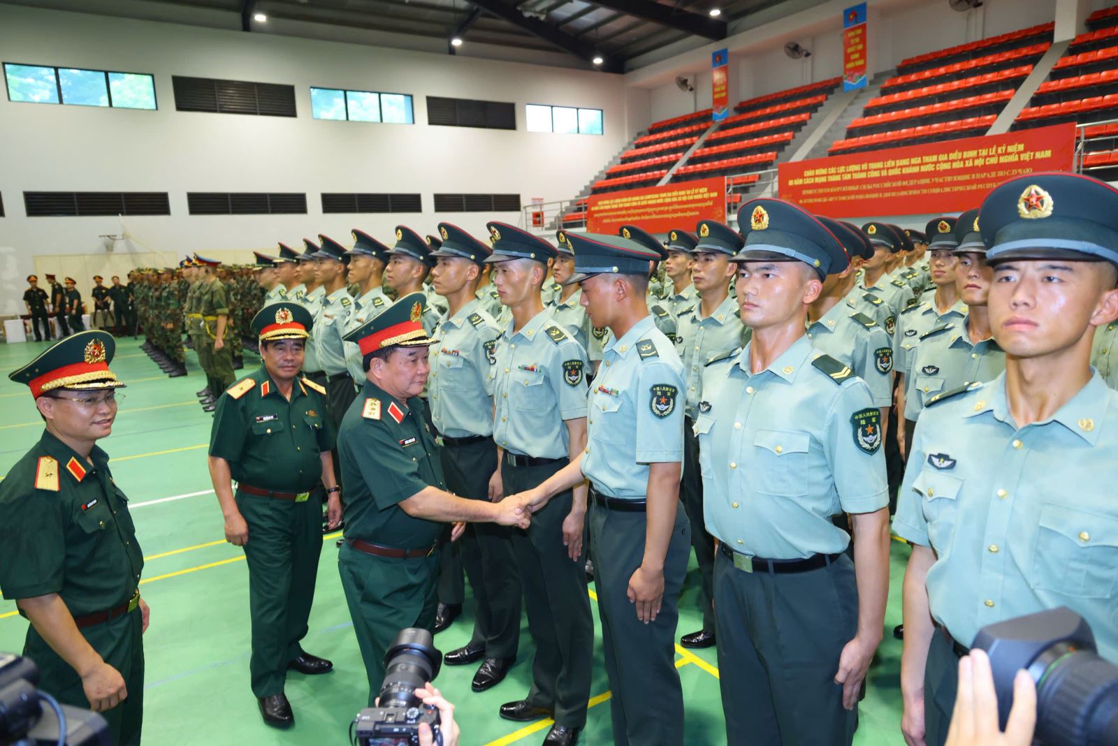 Thượng tướng Hoàng Xuân Chiến chúc sức khỏe quân nhân Quân giải phóng nhân dân Trung Quốc.