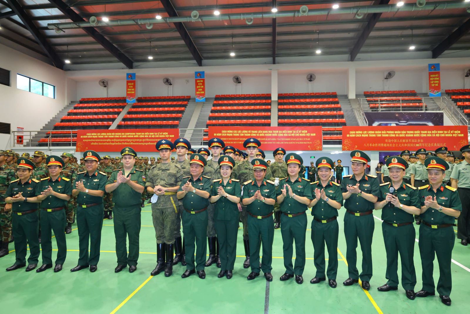 Thượng tướng Hoàng Xuân Chiến và Thủ trưởng Bộ Quốc phòng chúc mừng các quân nhân của 4 đoàn Quân đội nước ngoài tham gia diễu binh, diễu hành A80.