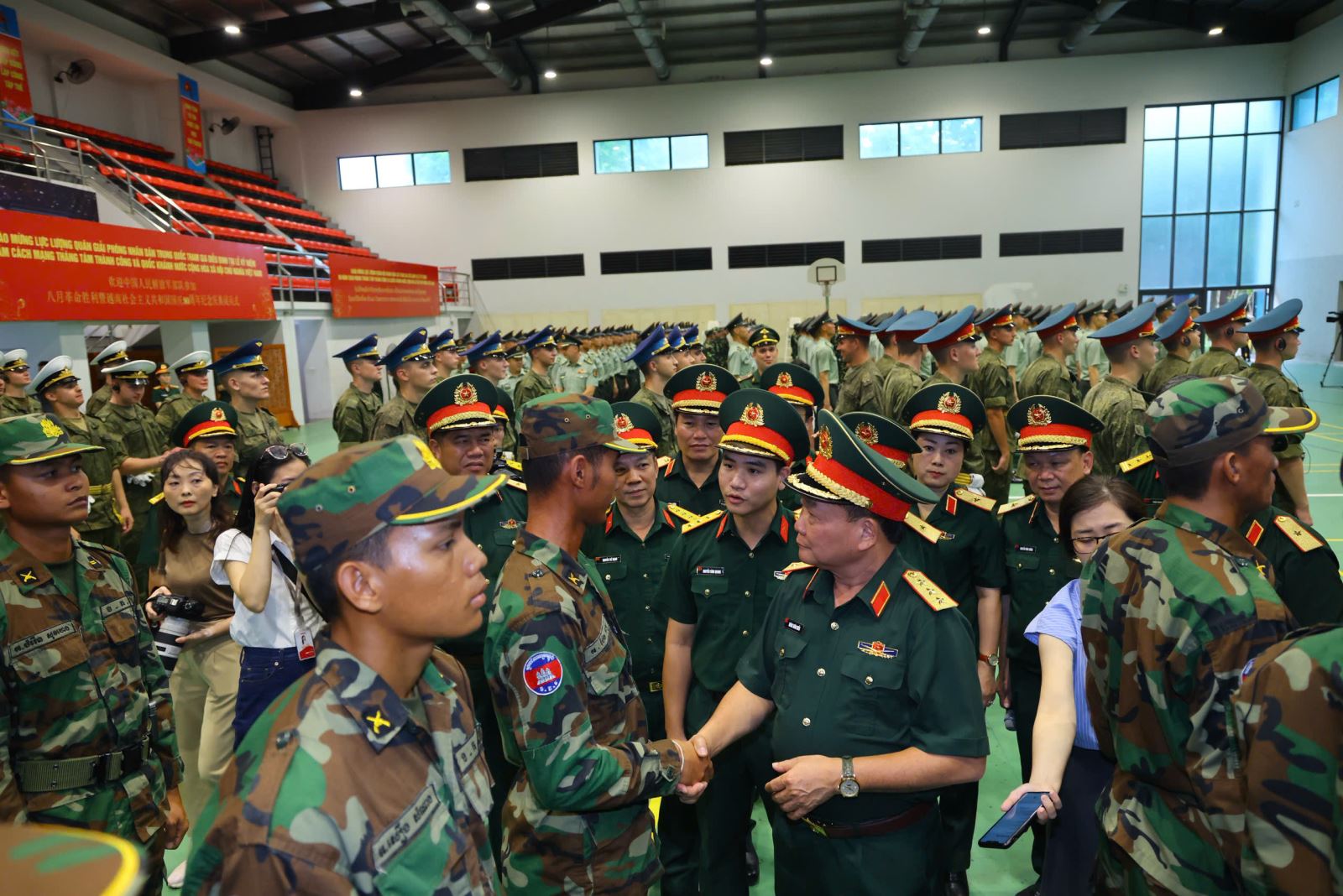 Thượng tướng Hoàng Xuân Chiến trò chuyện với các chiến sĩ Quân đội Hoàng gia Campuchia.