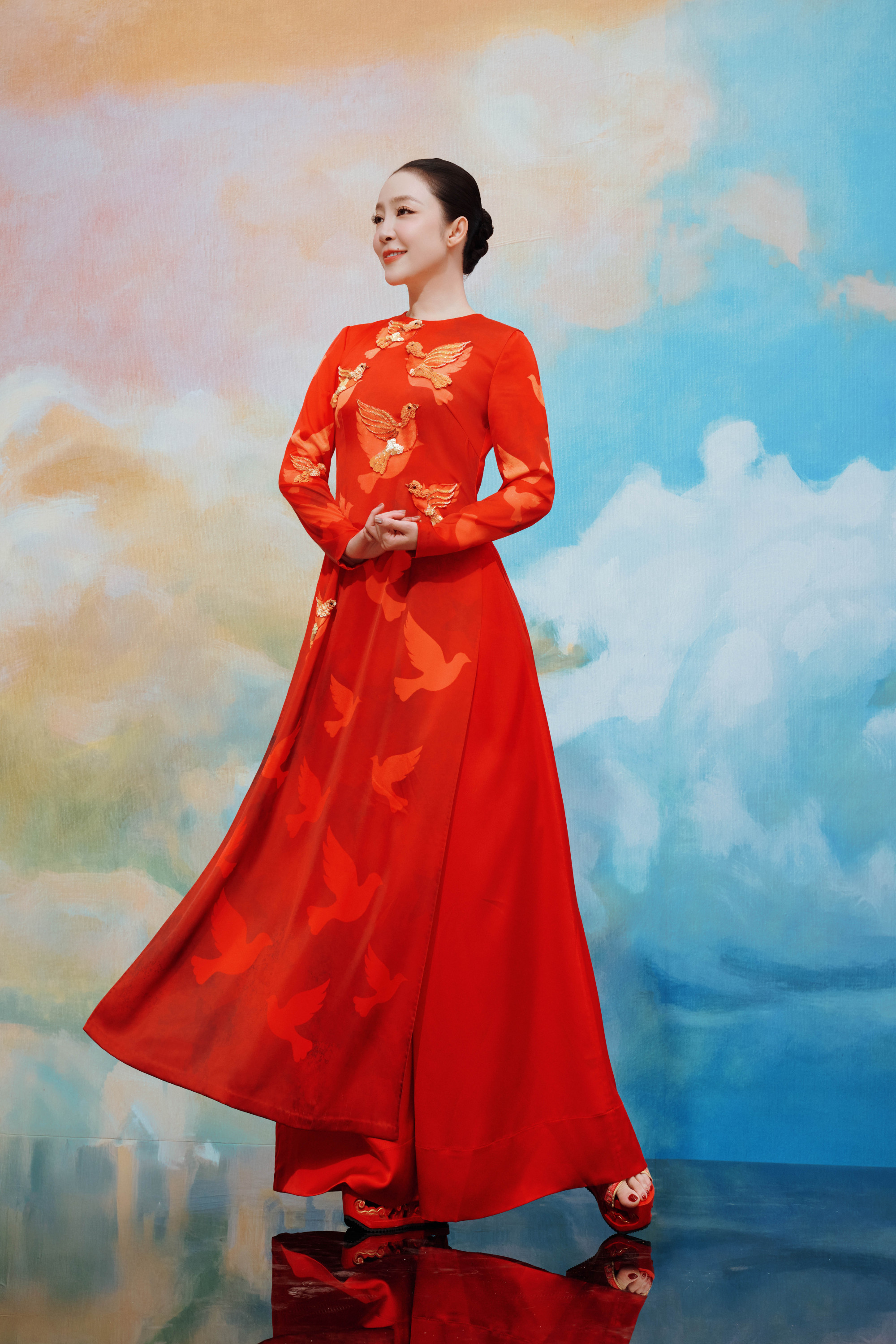 Nụ cười rạng rỡ cùng dáng đứng uyển chuyển của Linh Nga khiến bức hình vừa mang tính nghệ thuật, vừa như một khúc ca tôn vinh vẻ đẹp Việt. Đây là một phần trong bộ ảnh đặc biệt mà cô thực hiện nhân dịp Quốc khánh 2/9, nhằm lan tỏa thông điệp về tình yêu quê hương đất nước qua hình ảnh tà áo dài truyền thống,