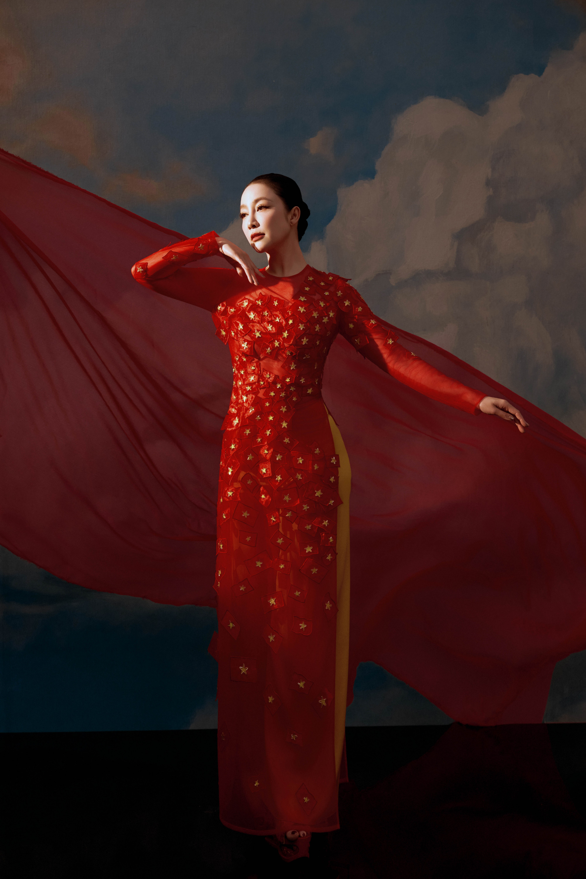 Lấy sắc đỏ nồng nàn làm trục cảm hứng chính, bộ sưu tập là một tuyên ngôn thị giác đầy cảm xúc, lan toả khí thế hân hoan của ngày lễ trọng đại.