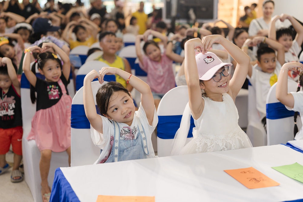 Các em nhỏ hào hứng tham gia hoạt động workshop tại Ngày hội - Ảnh: PNJ