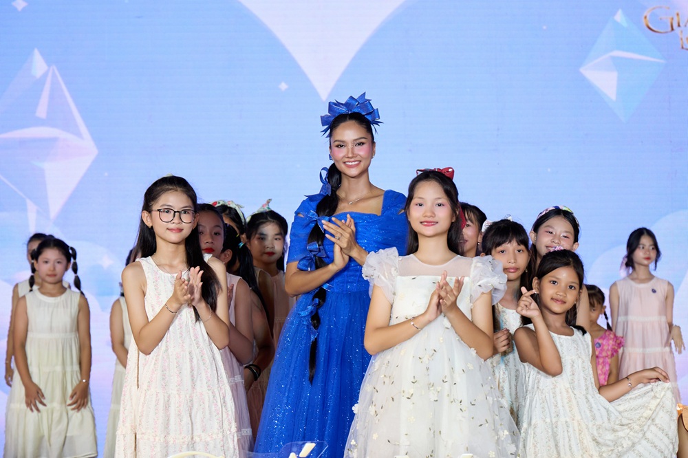 Các em nhỏ rạng rỡ bước lên sân khấu cùng “cô Hen” - Ảnh: Việt Hùng